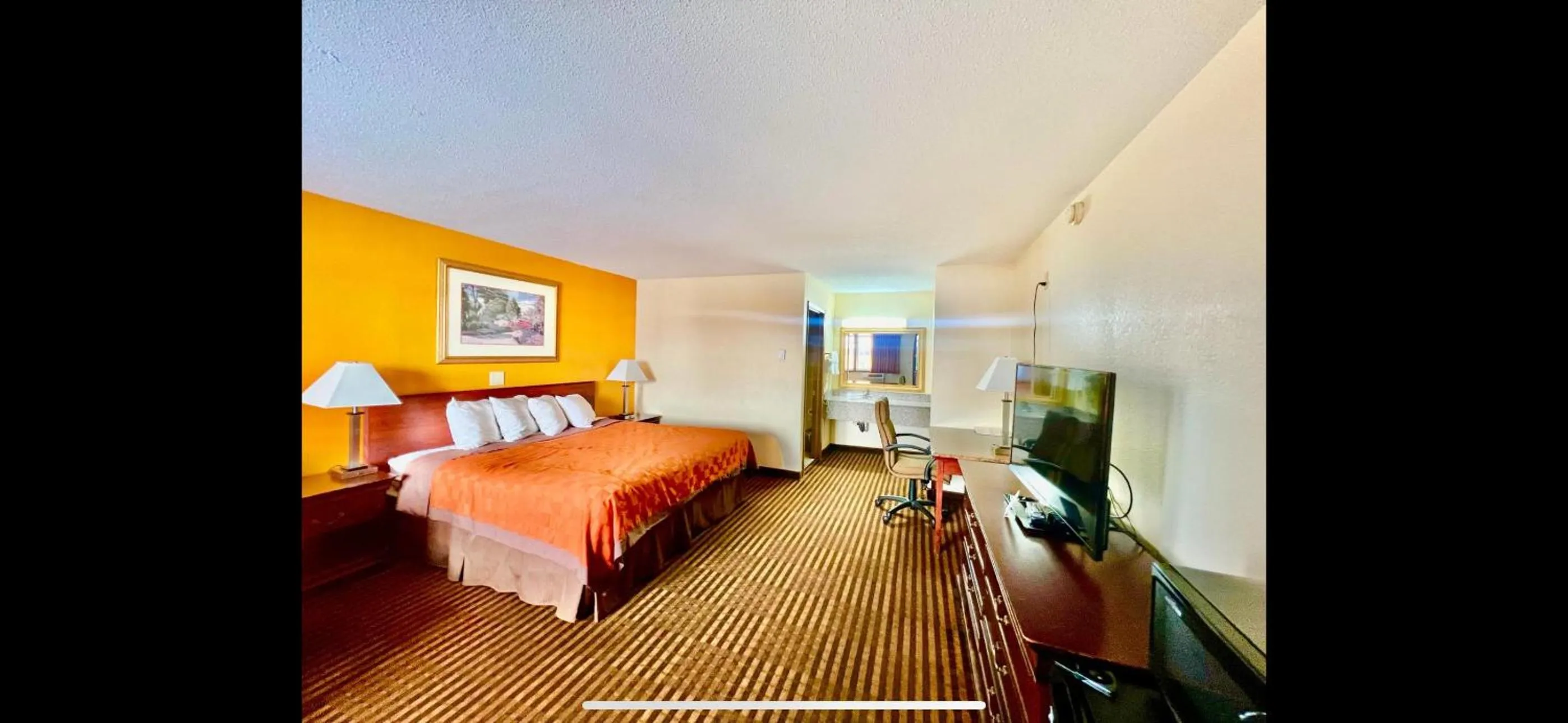 Bed in Scottish Inn & Suites - Eau Claire