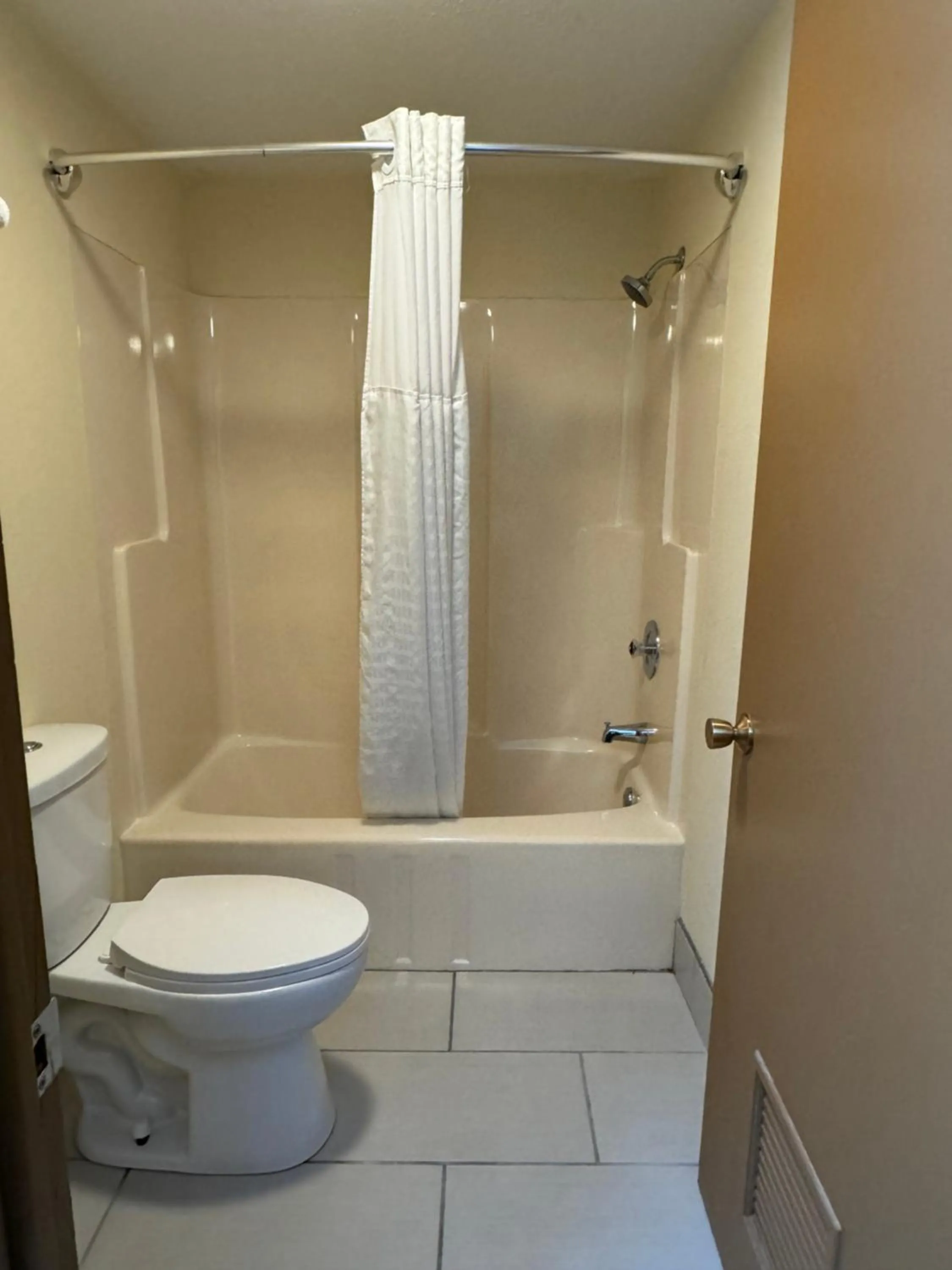 Scottish Inn & Suites - Eau Claire