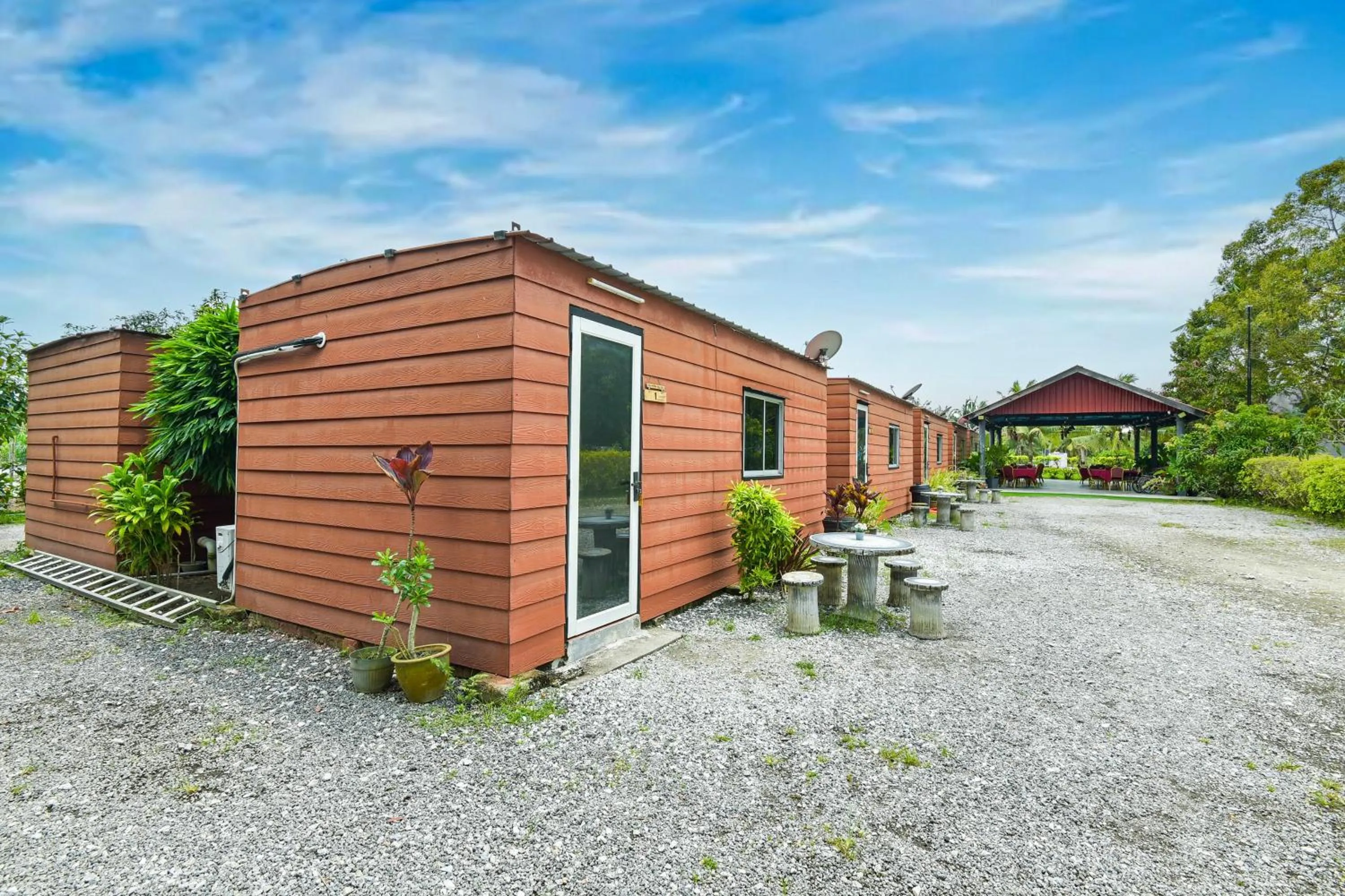 Facade/entrance in Hotel O Asiacamp Chalet Tanjung Karang