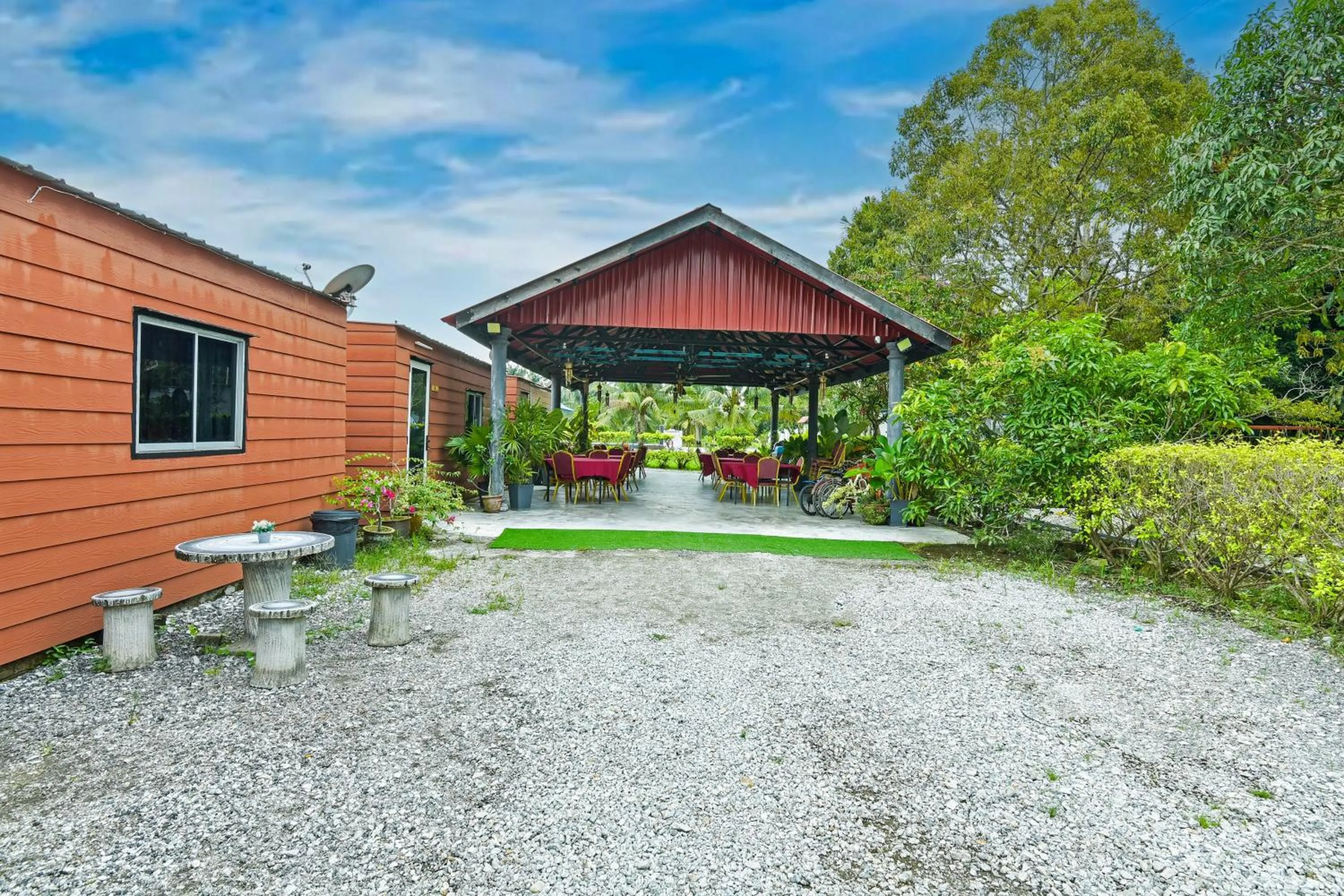 Facade/entrance in Hotel O Asiacamp Chalet Tanjung Karang