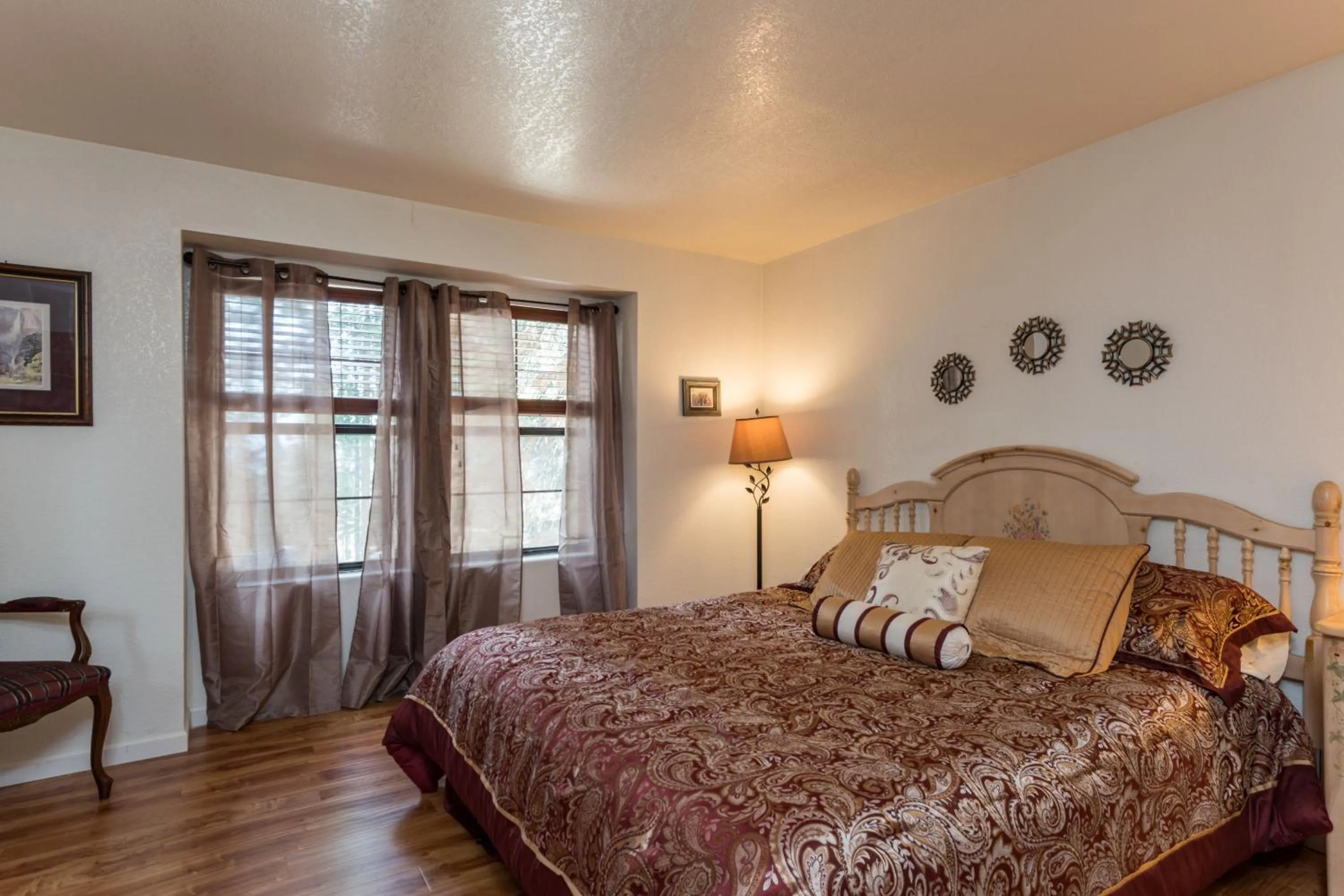 Bedroom, Bed in Inside Yosemite Mountain Beauty