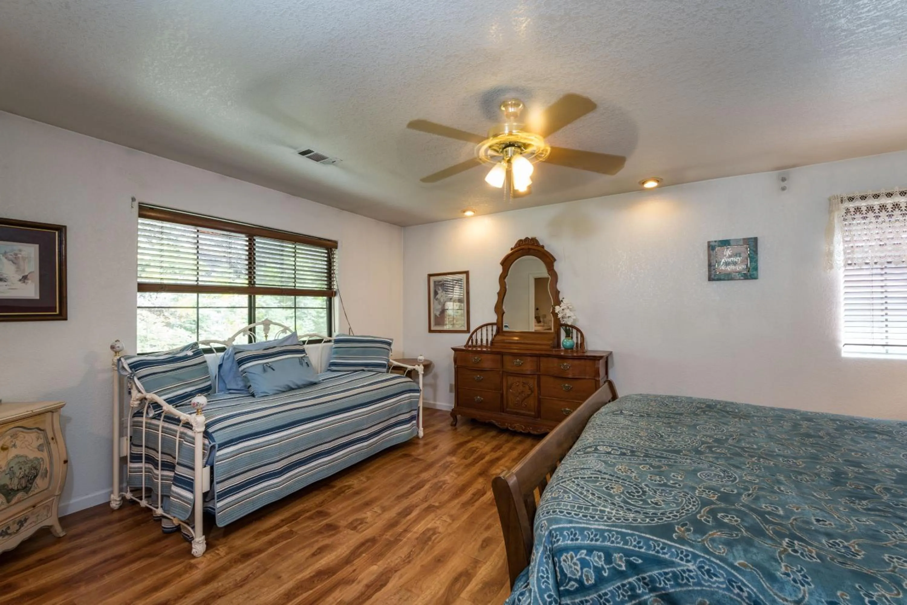 Bedroom, Bed in Inside Yosemite Mountain Beauty