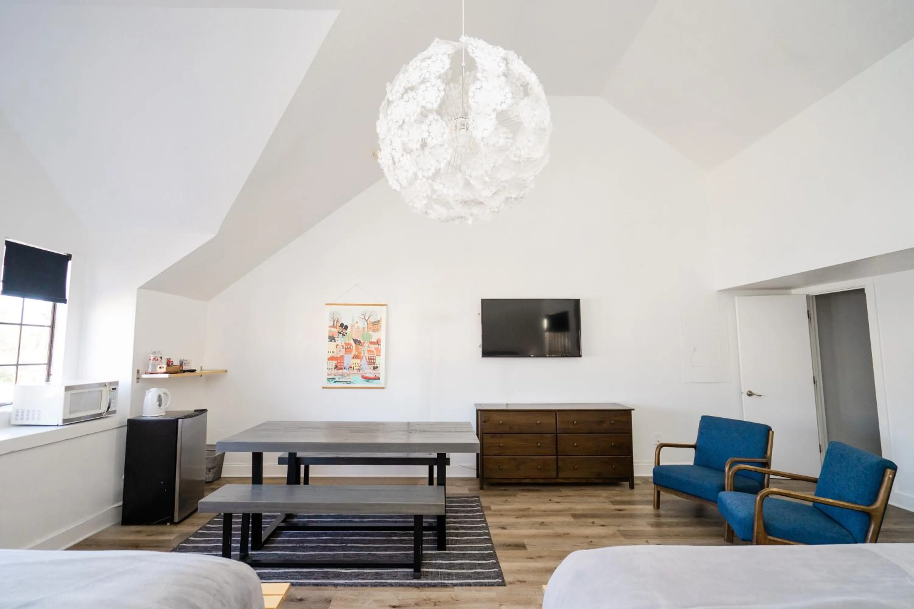 Seating area, Bed in Atterdag Inn