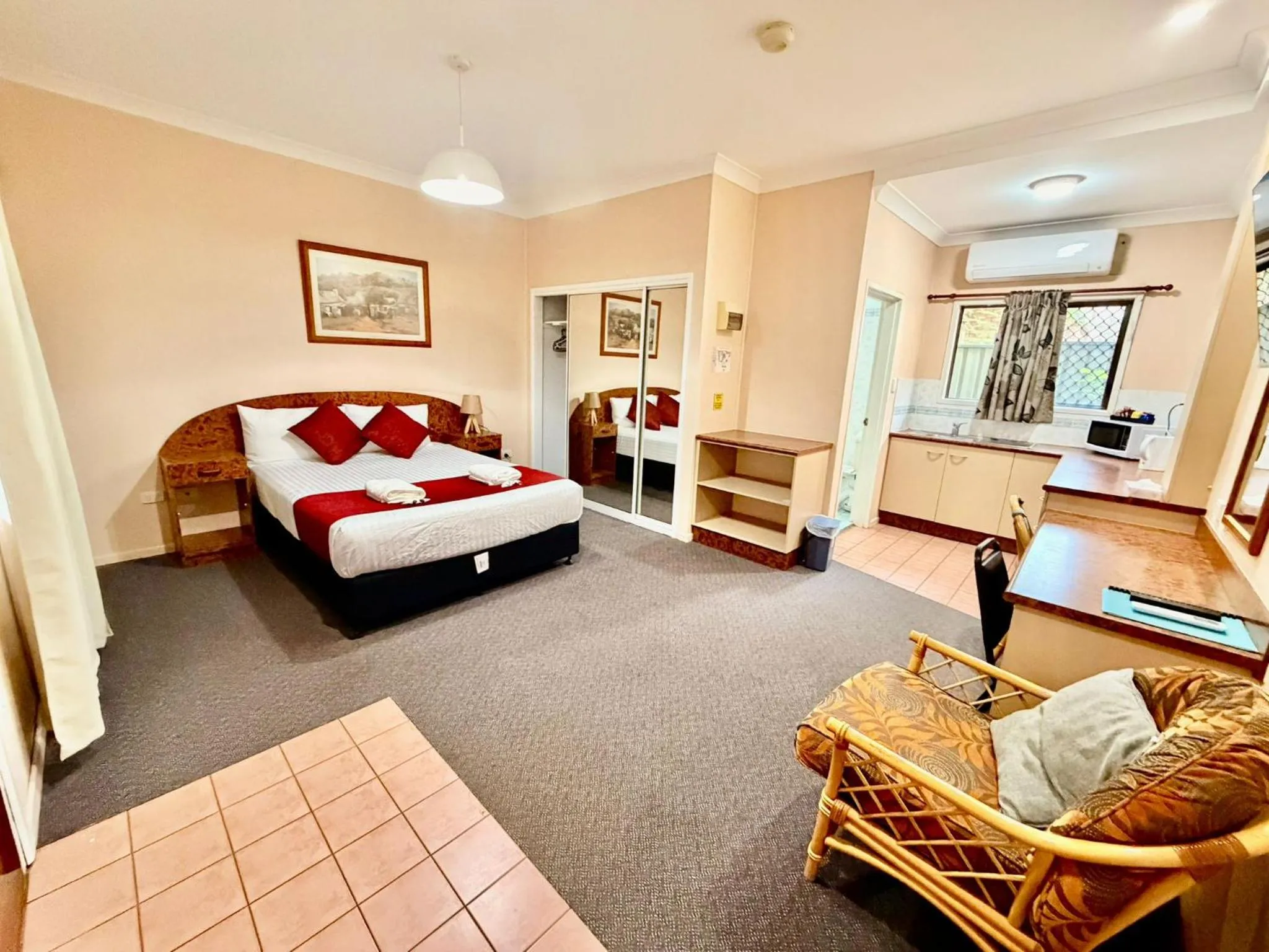 Bedroom, Bed in Townview Motel