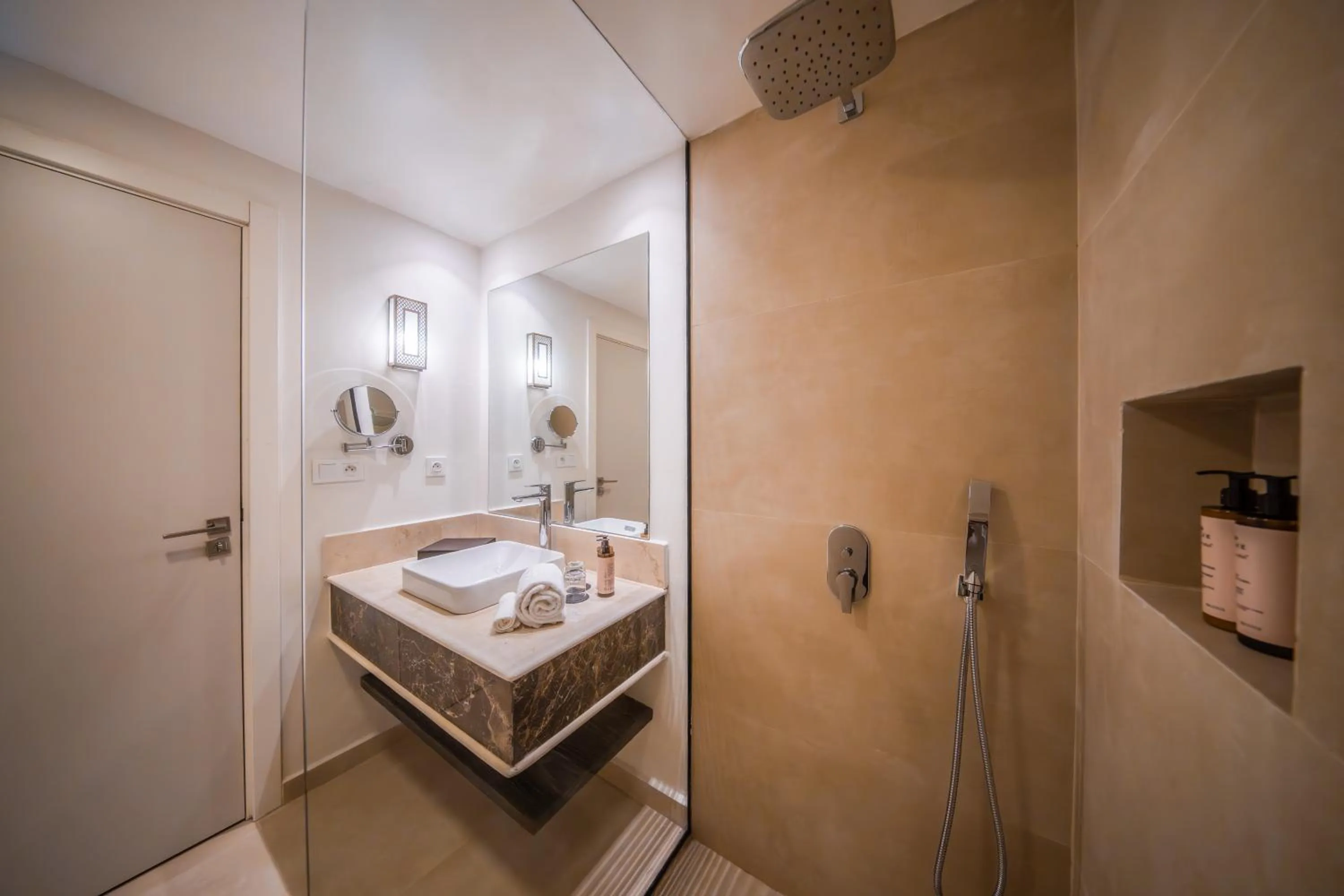 Shower, Bed in Amanar Hôtel & Spa Ouarzazate