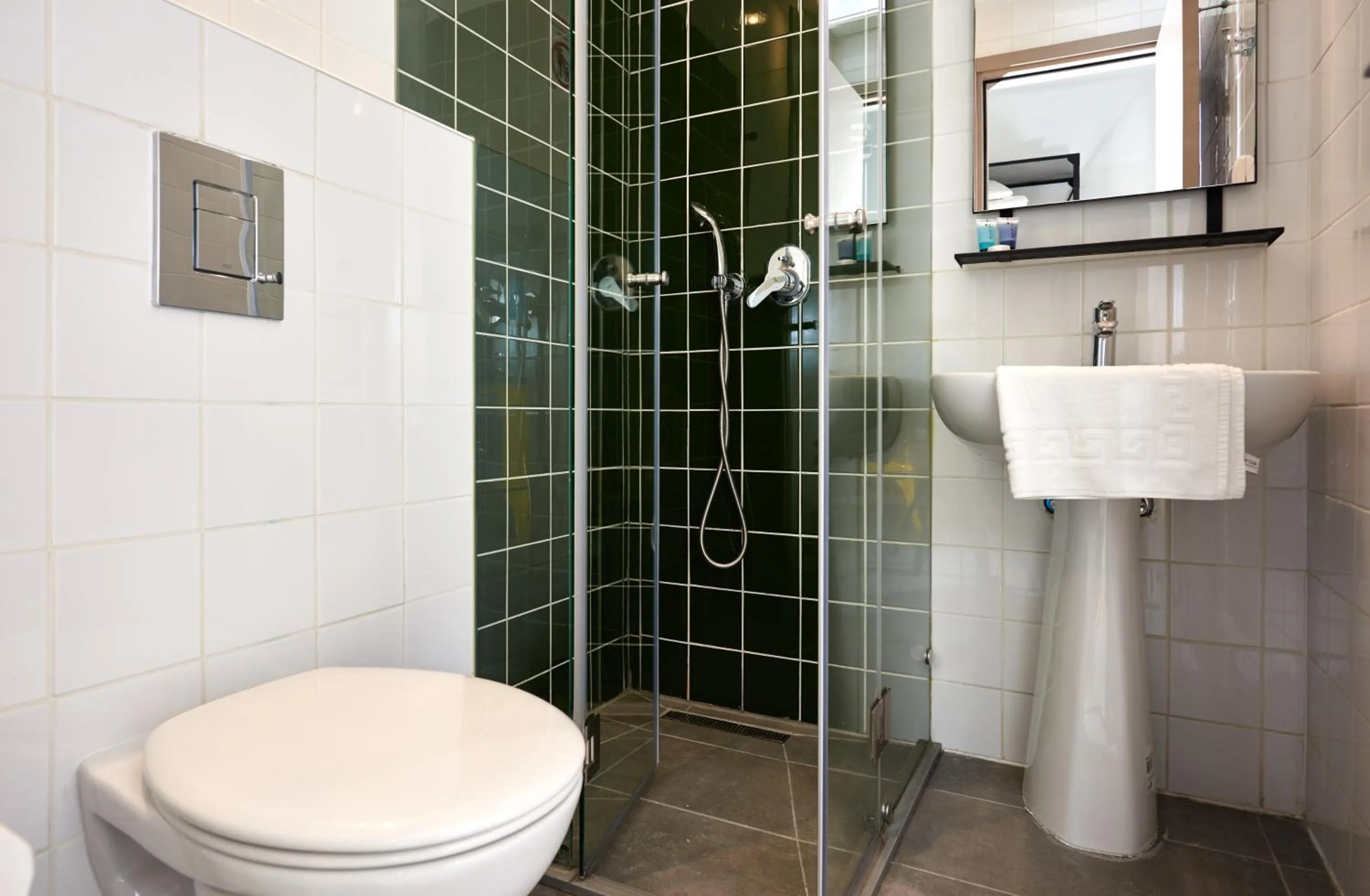 Shower in The Post Hostel Jerusalem