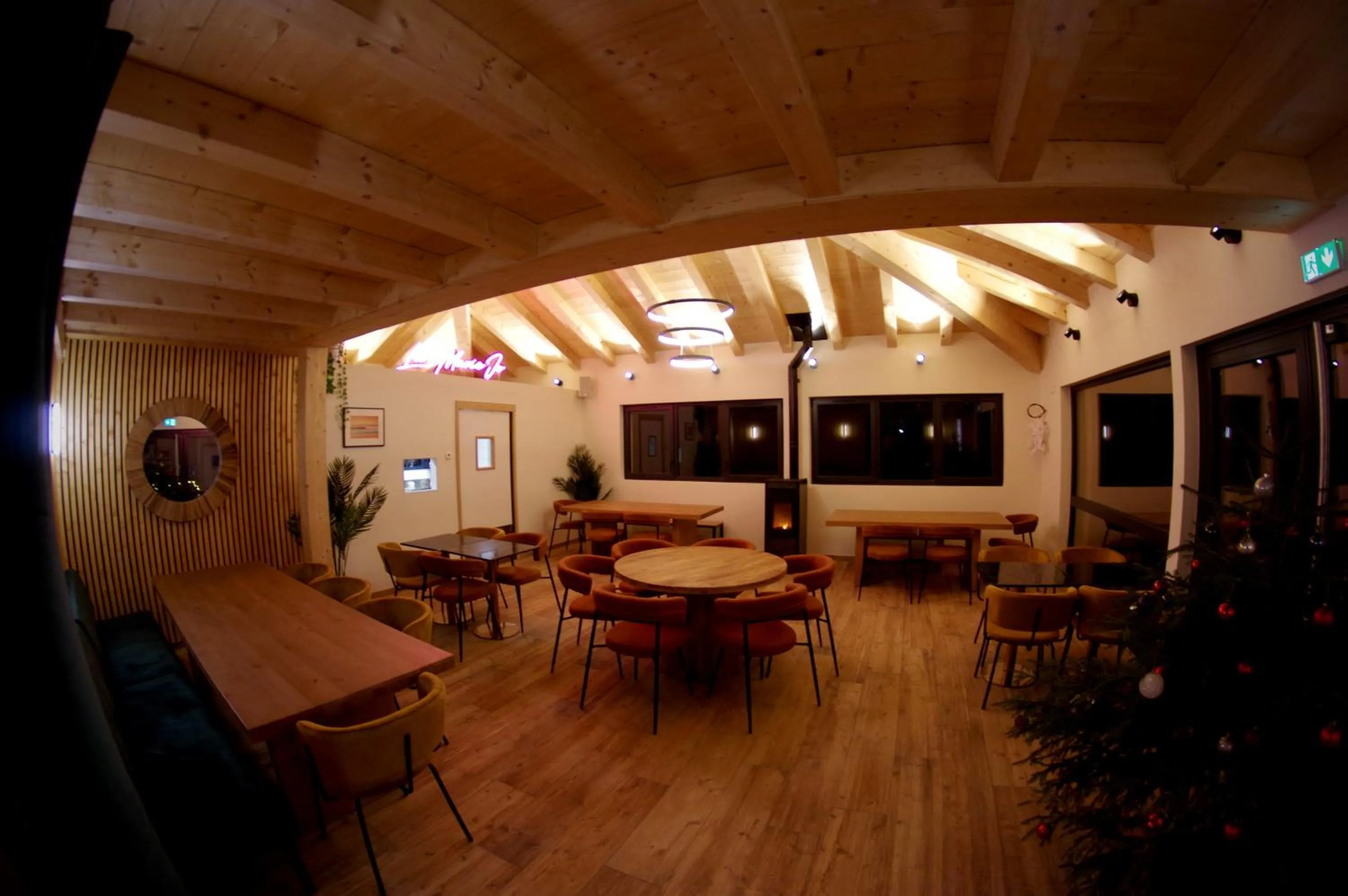 Restaurant/places to eat in 1861 Châtel Hostel