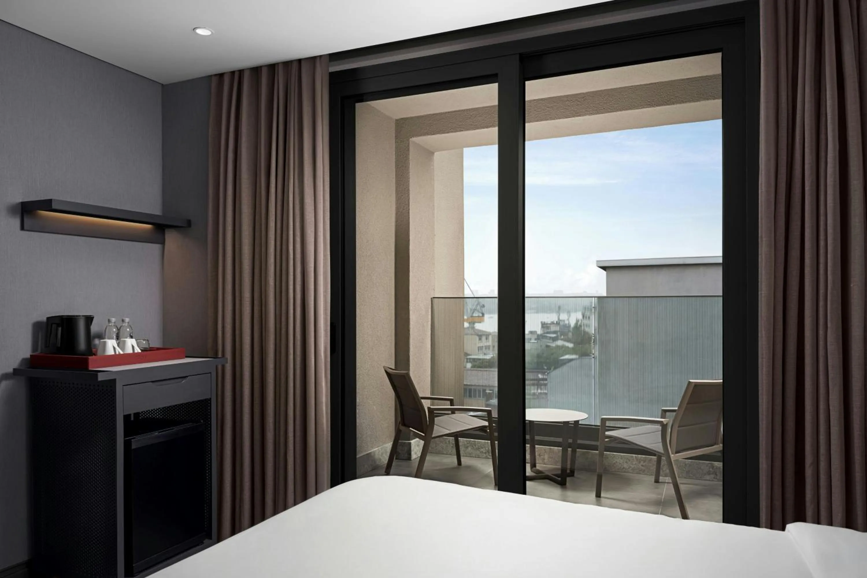 Photo of the whole room, Bed in Aloft Istanbul Karakoy