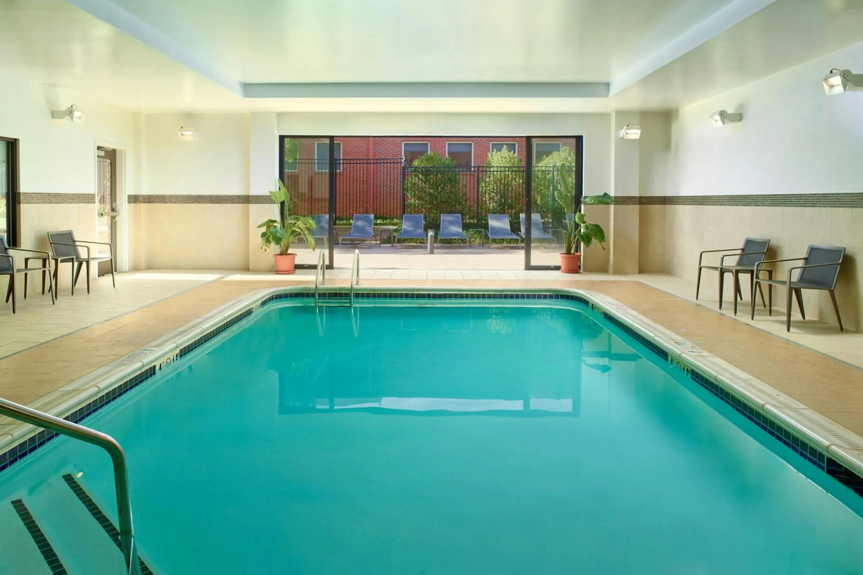 Swimming pool in Courtyard by Marriott Carrollton
