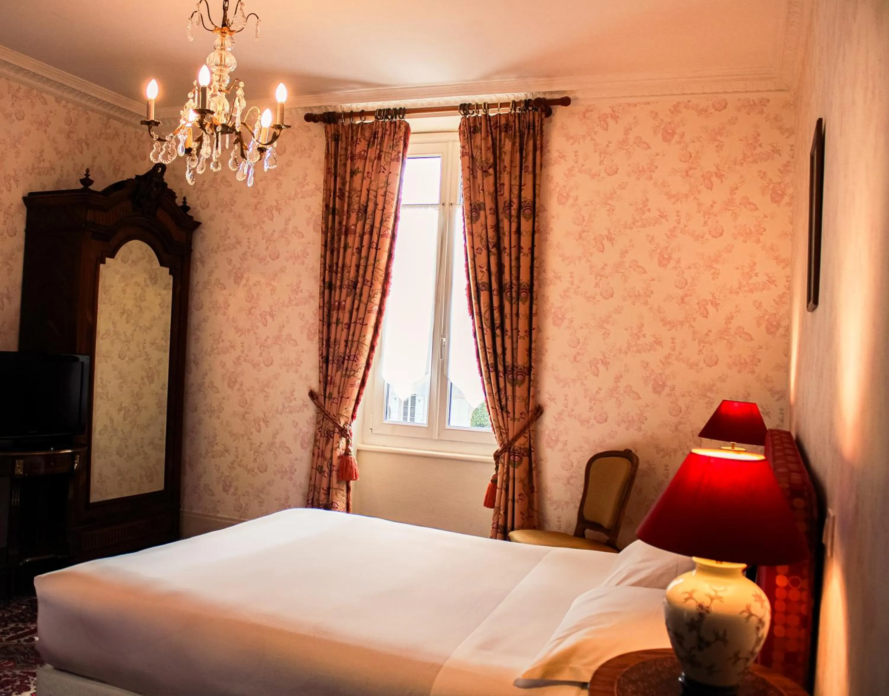 Bedroom, Bed in Hotel La Villa Fleurie