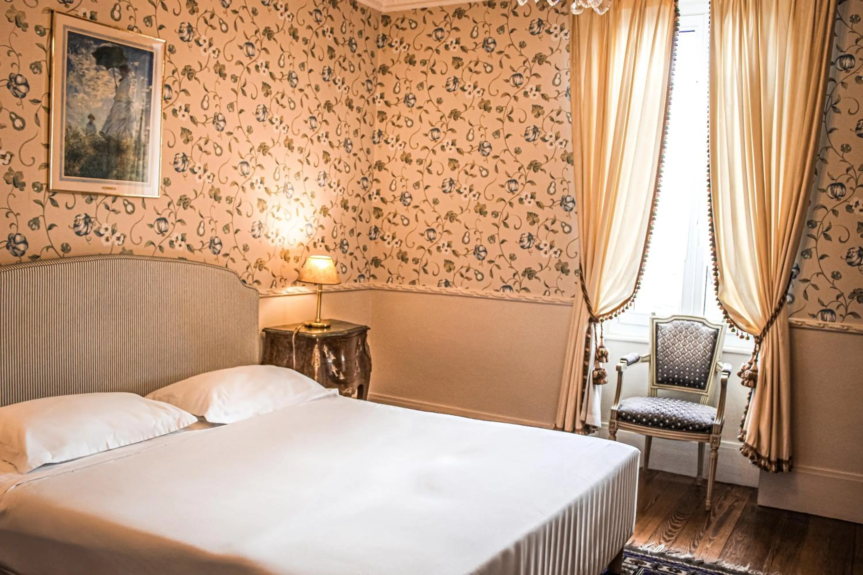 Bedroom, Bed in Hotel La Villa Fleurie