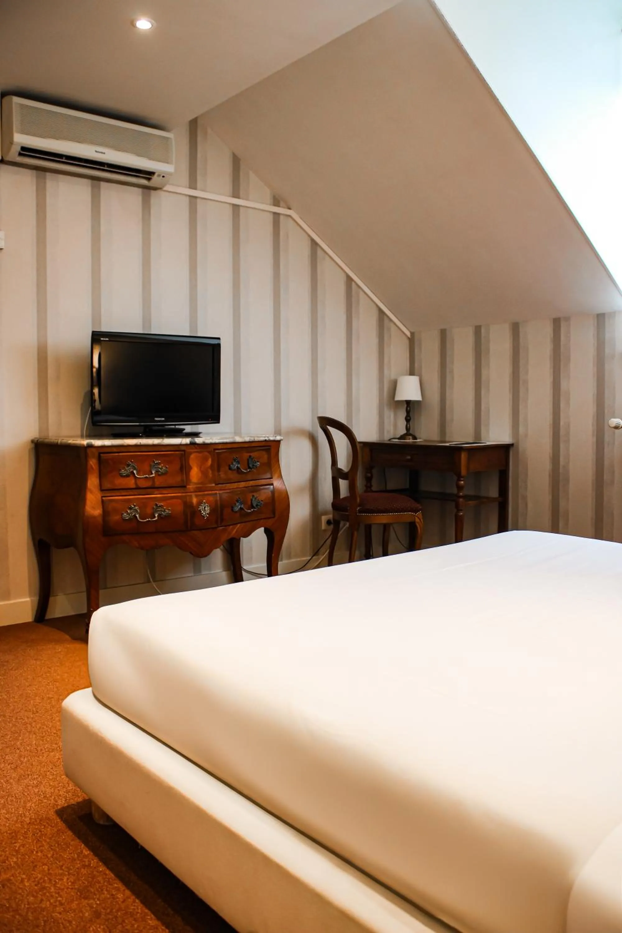 Bedroom, Bed in Hotel La Villa Fleurie