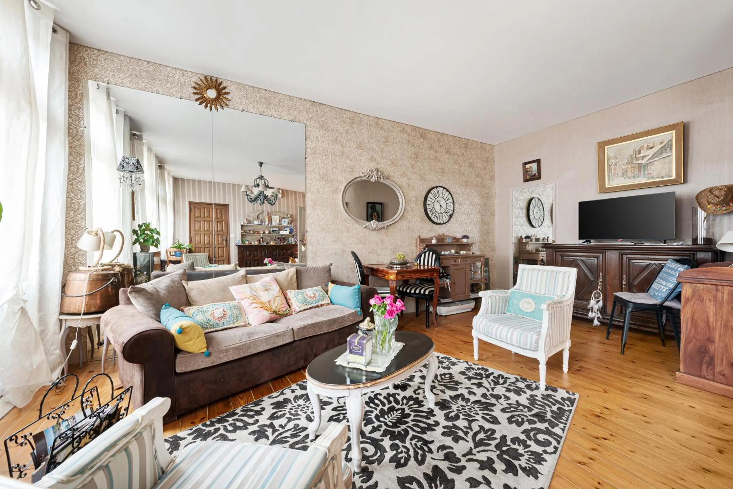 Communal lounge/ TV room in Au Nid de la Madeleine