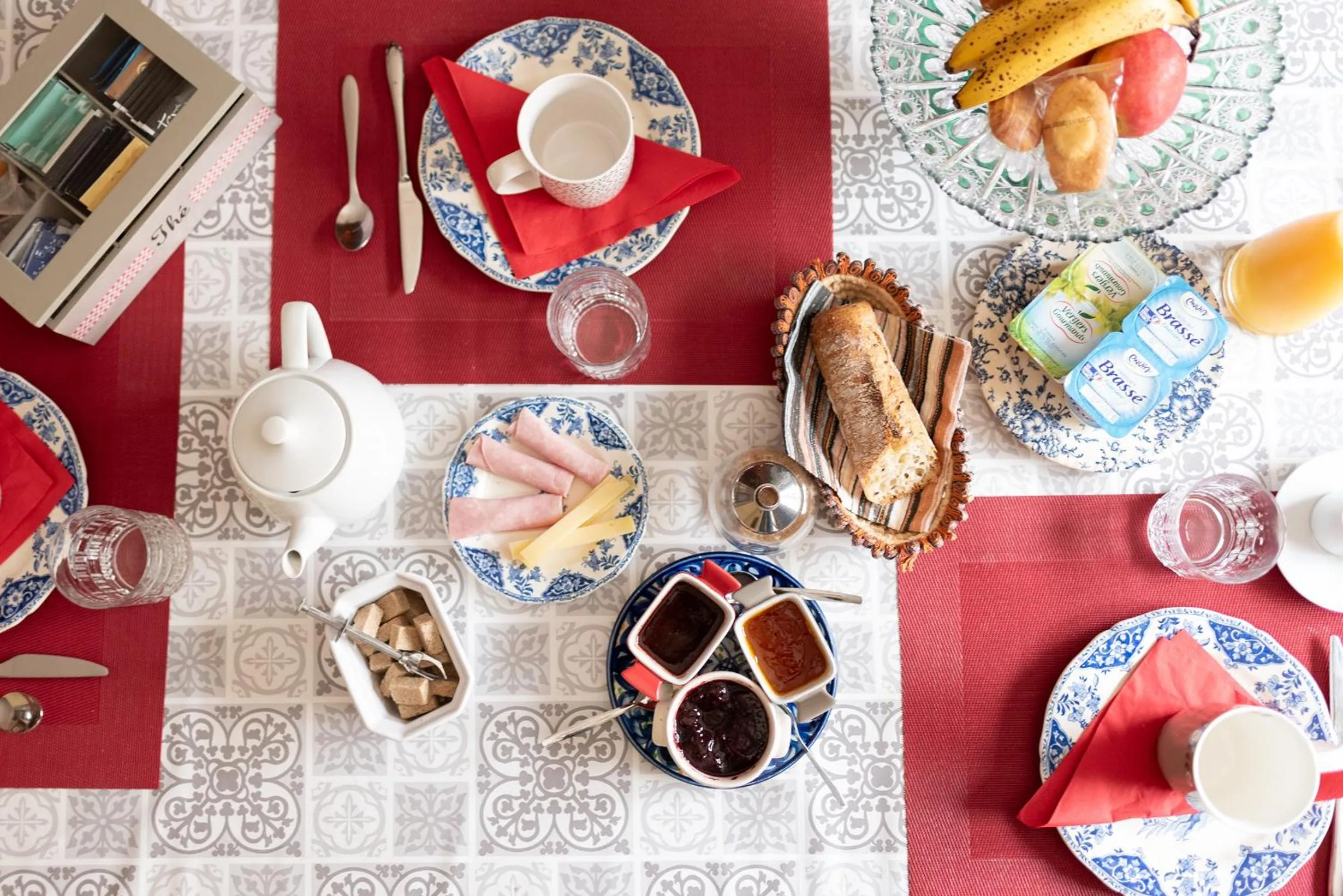 Continental breakfast in Au Nid de la Madeleine