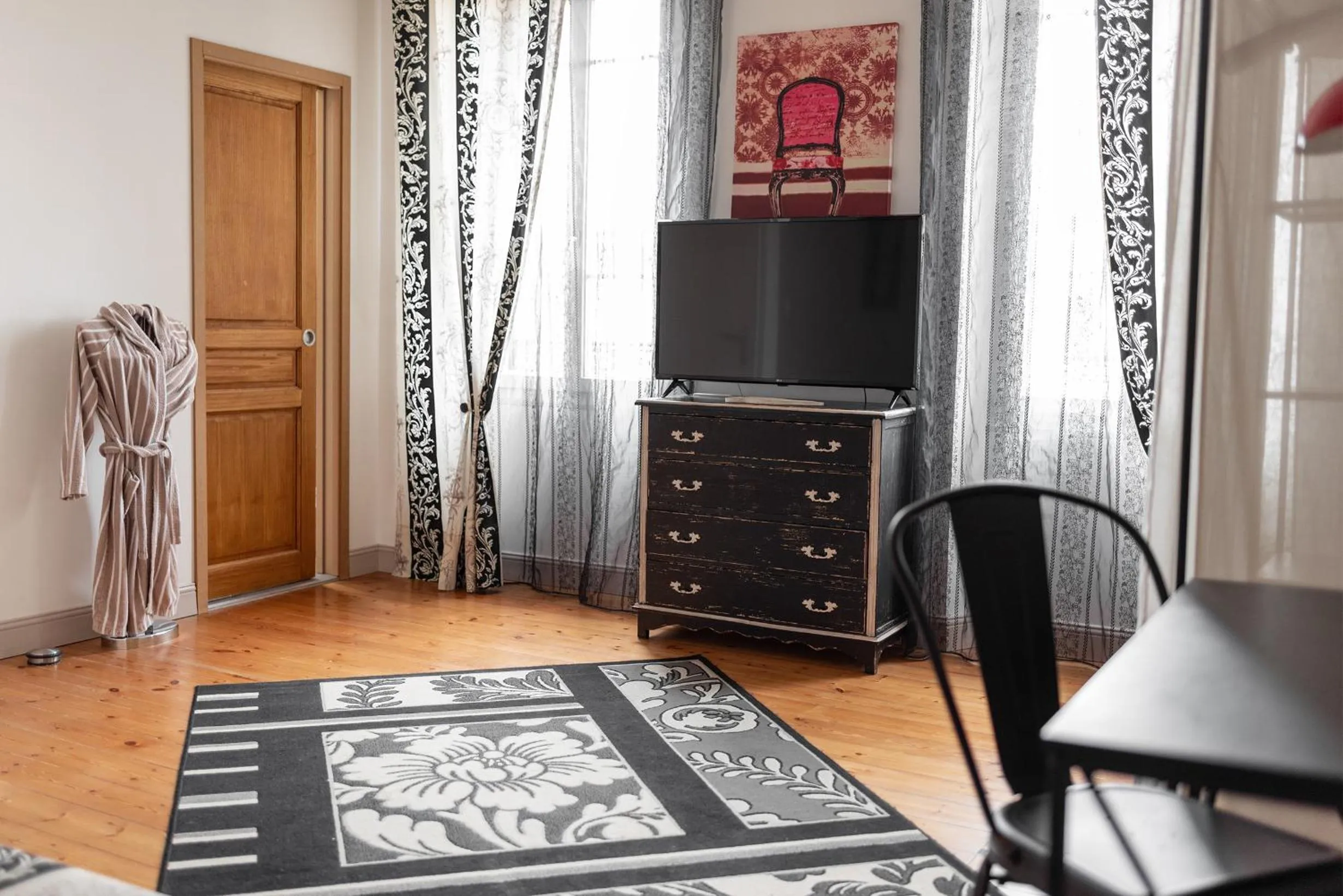 Decorative detail in Au Nid de la Madeleine