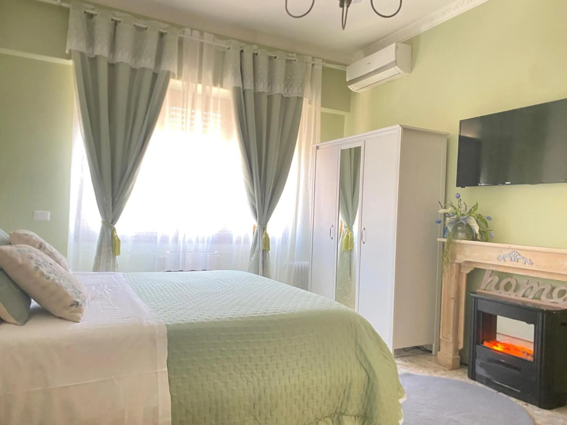 Photo of the whole room, Bed in Mami Guest House Rome Vatican St Peters