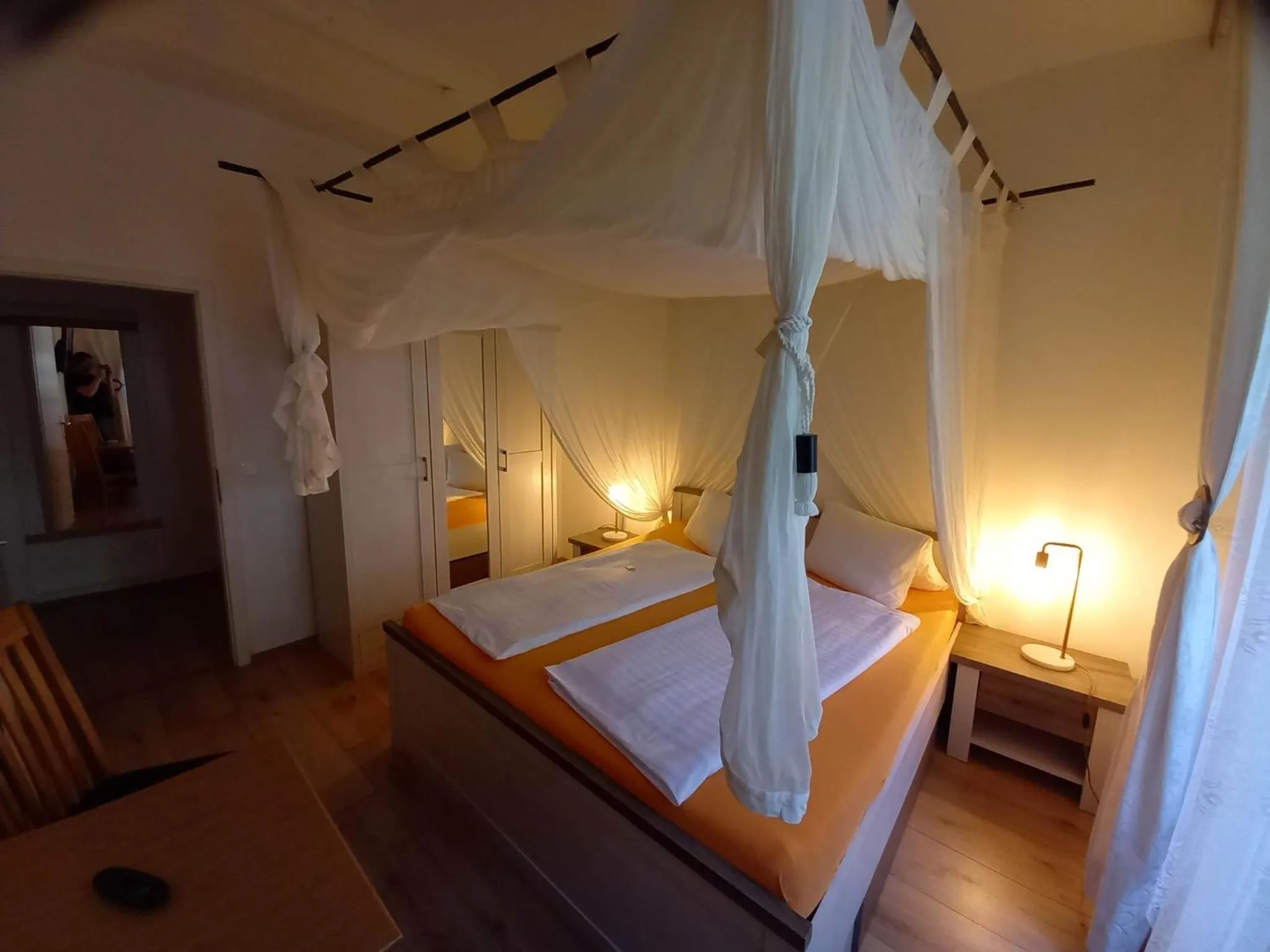 Bed in Gästehaus auf der Kunstmeile