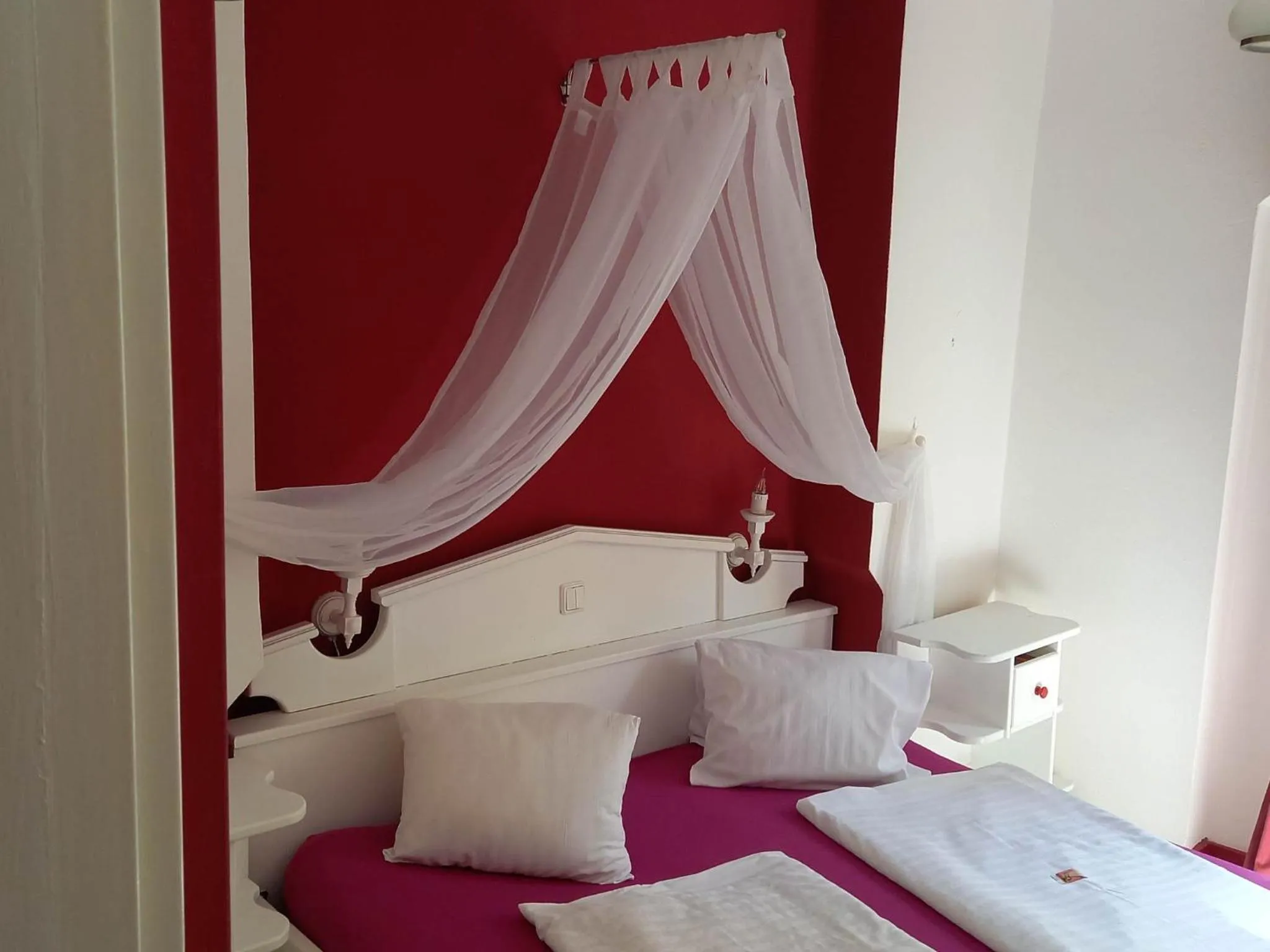 Bed in Gästehaus auf der Kunstmeile