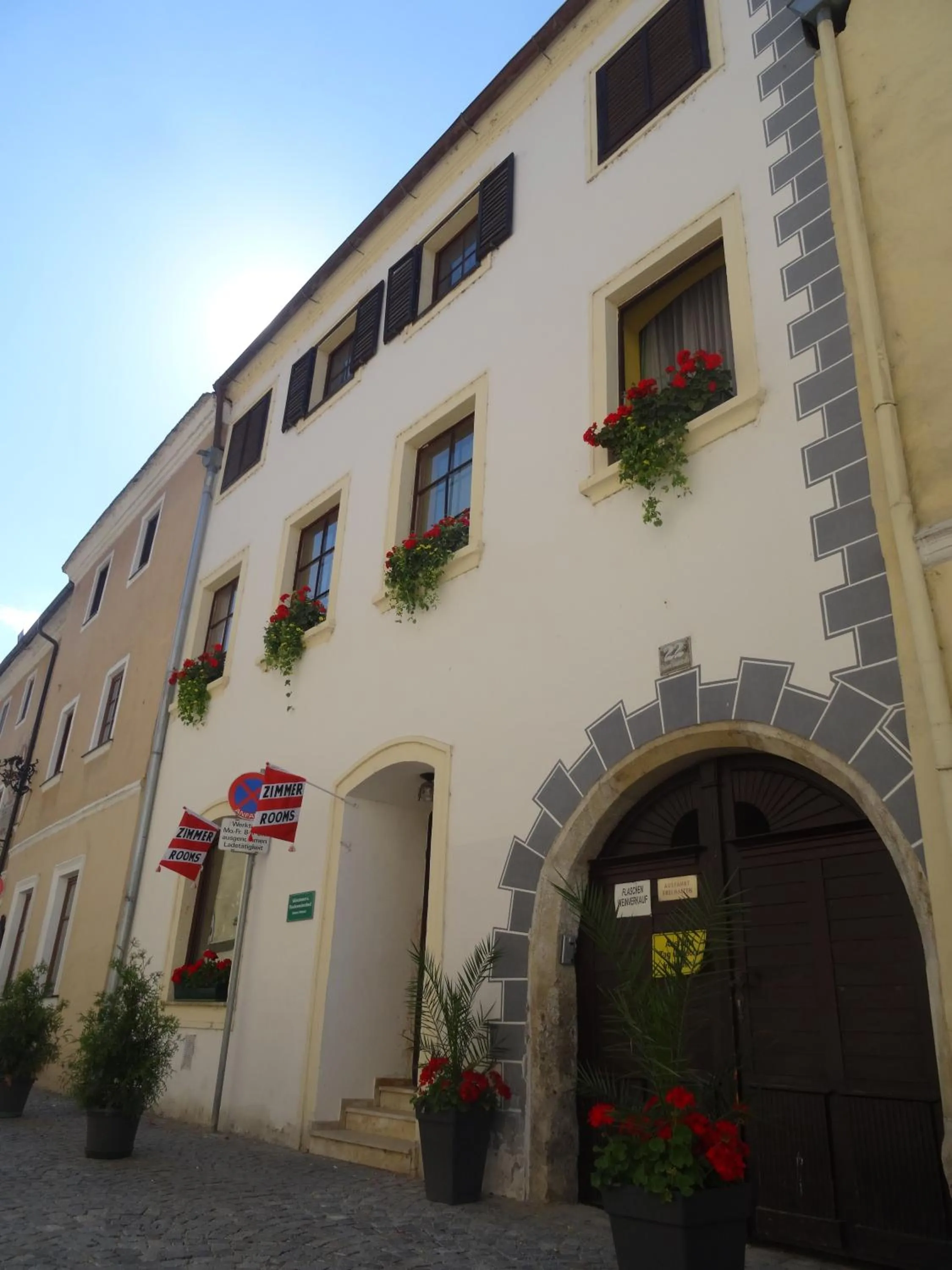 Facade/entrance in Gästehaus auf der Kunstmeile