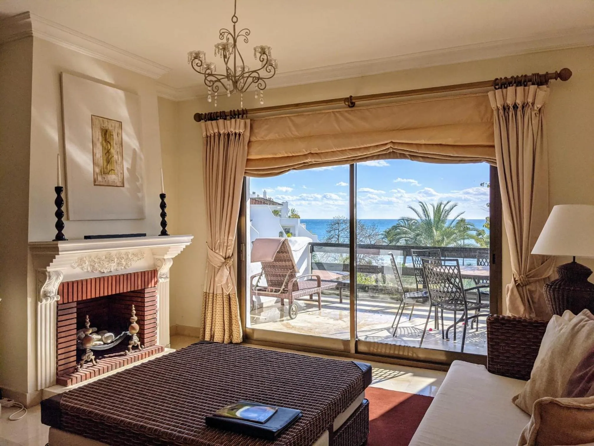 Living room in Coral Beach Aparthotel