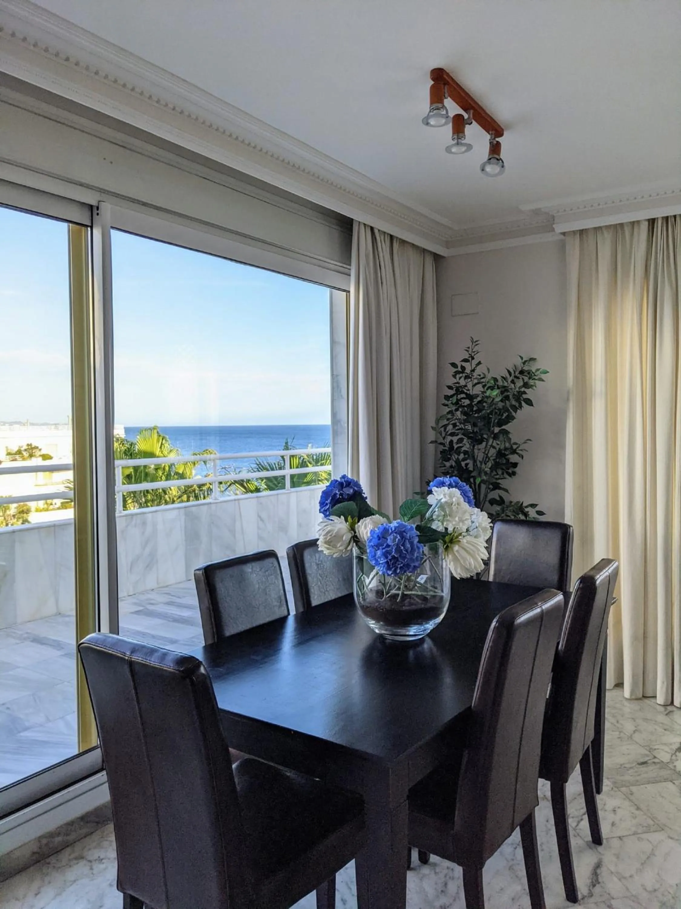 Dining area in Coral Beach Aparthotel