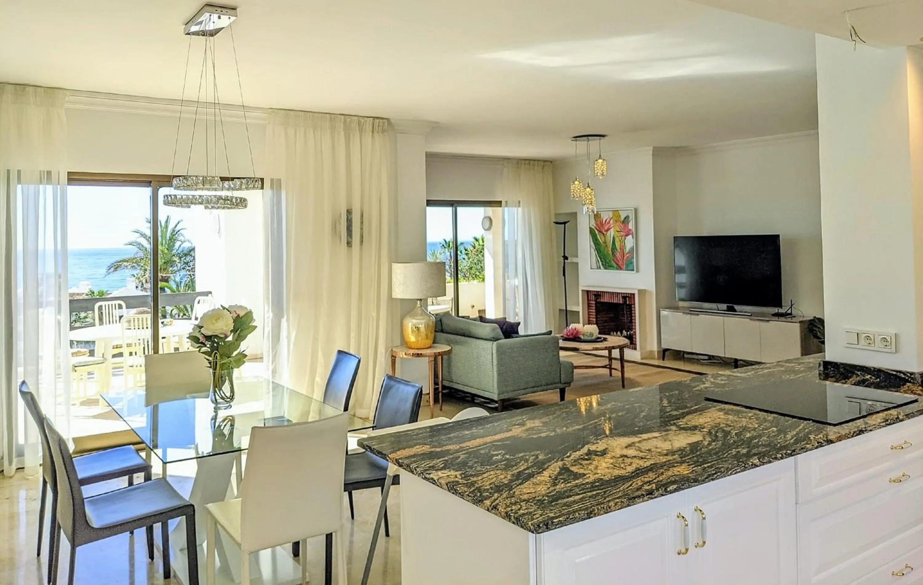 Kitchen or kitchenette in Coral Beach Aparthotel