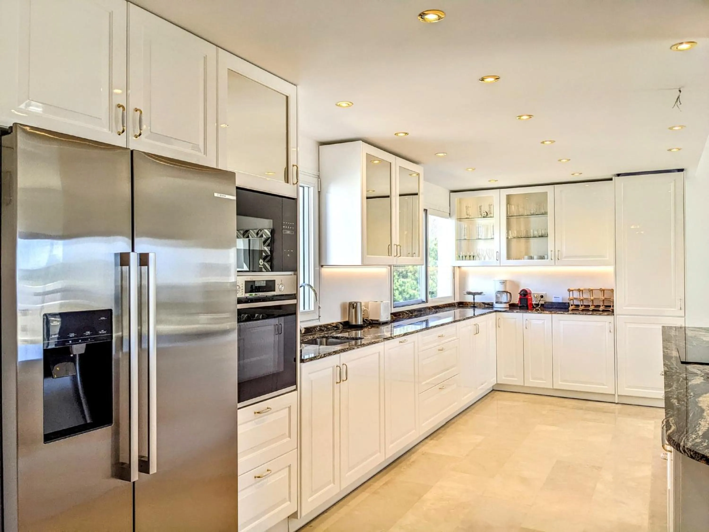 Kitchen or kitchenette in Coral Beach Aparthotel