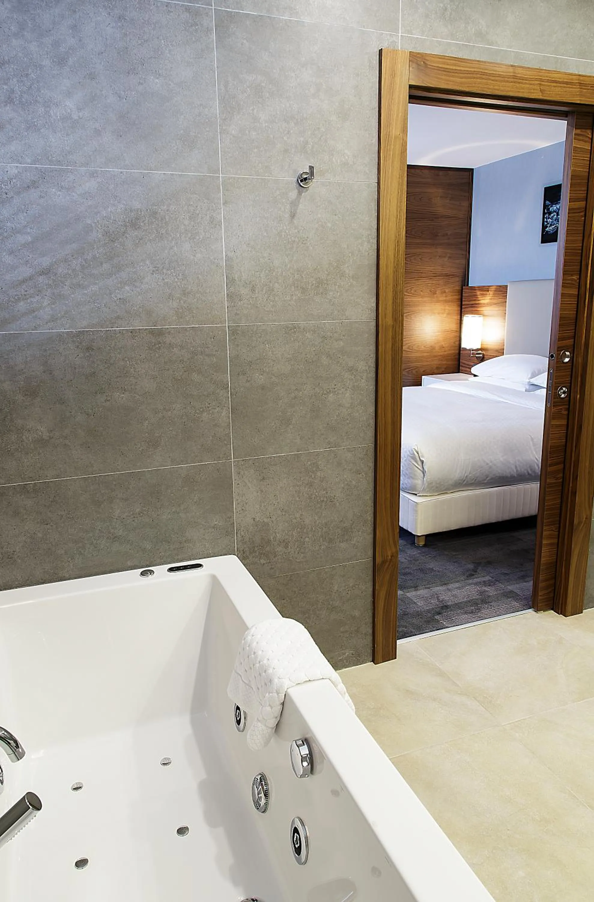 Hot Tub, Bed in Bof Hotels Business