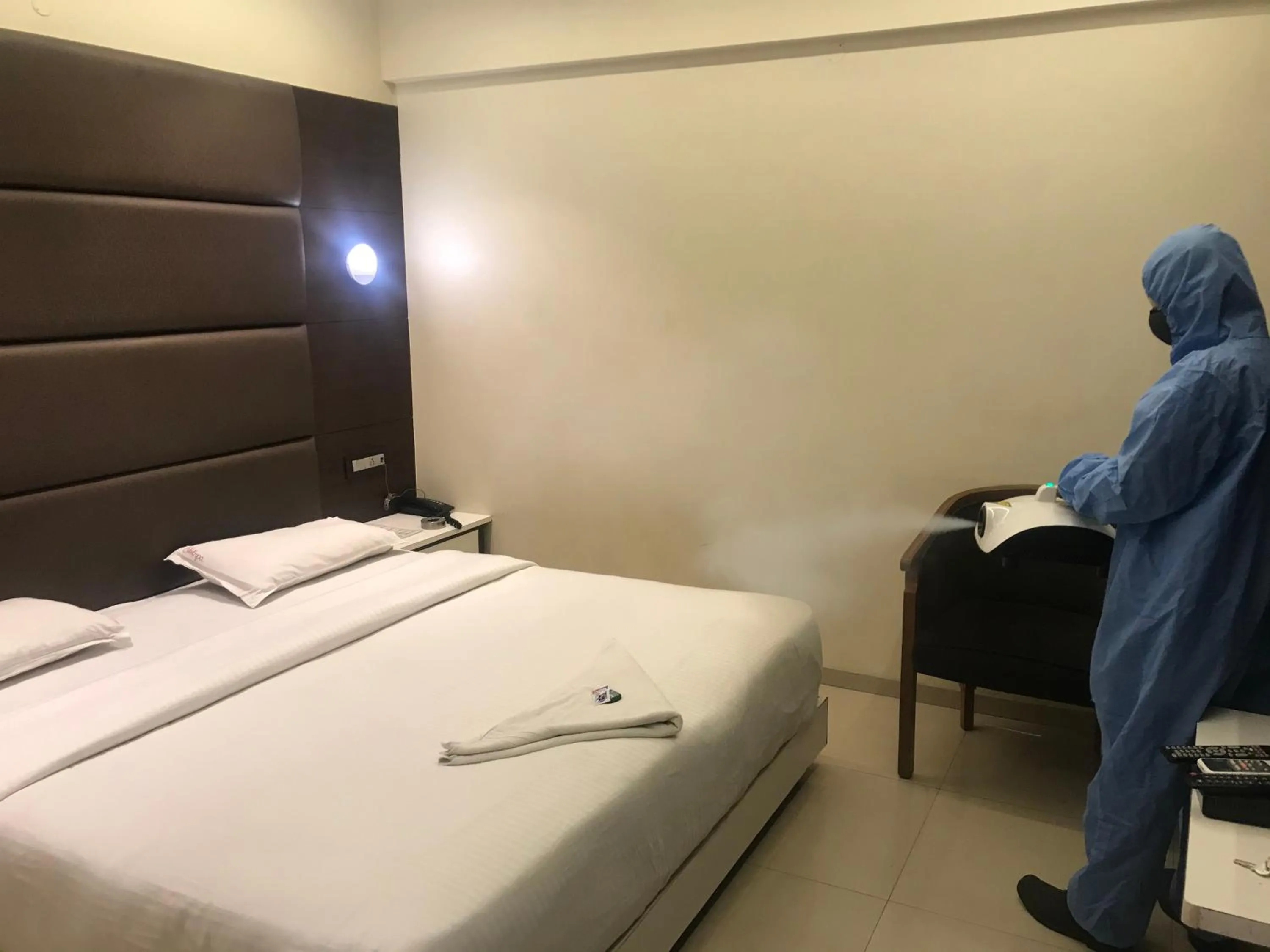 Bedroom, Bed in Hotel Shivam