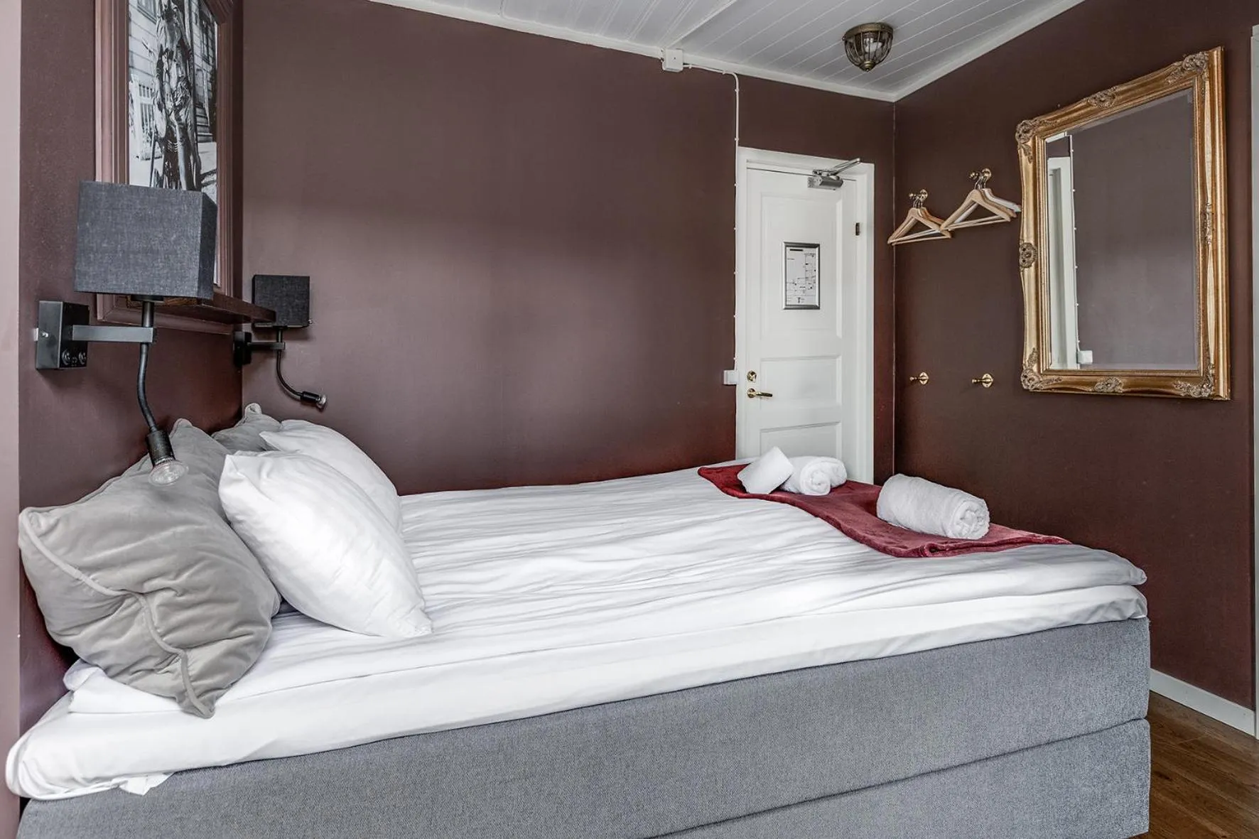 Bed in Cameo Boutique Hotell