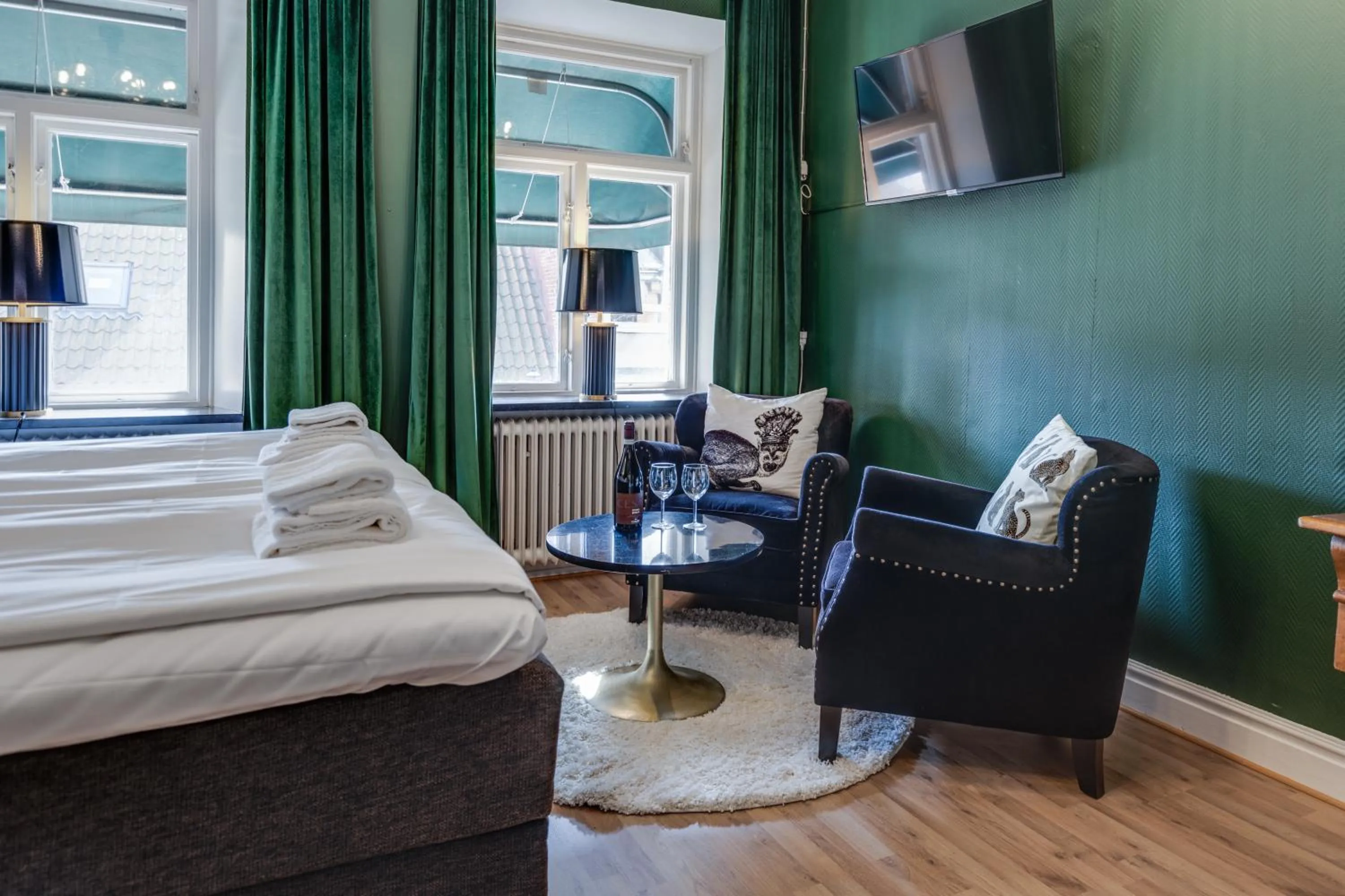 Property building, Bed in Cameo Boutique Hotell