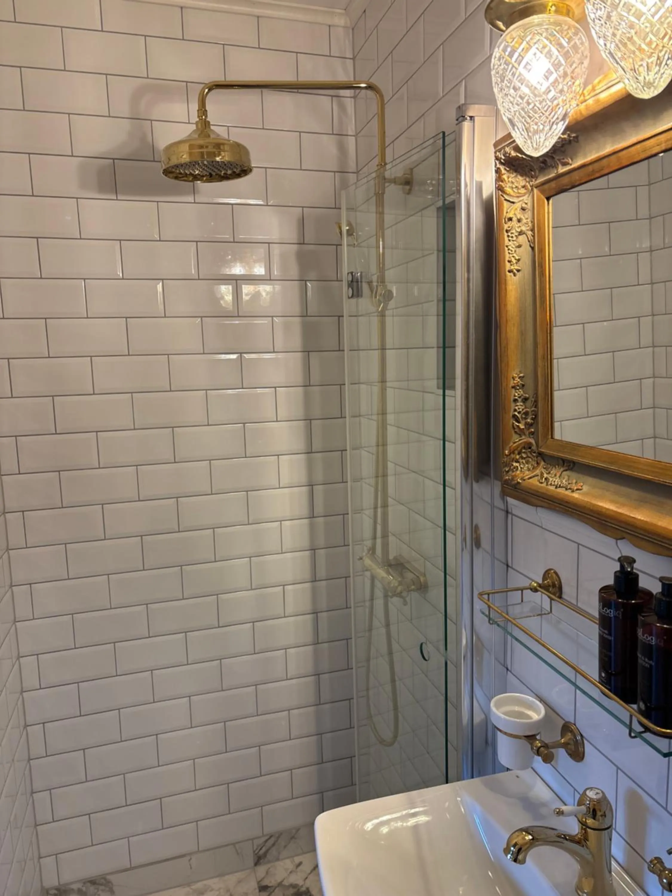 Shower in Cameo Boutique Hotell