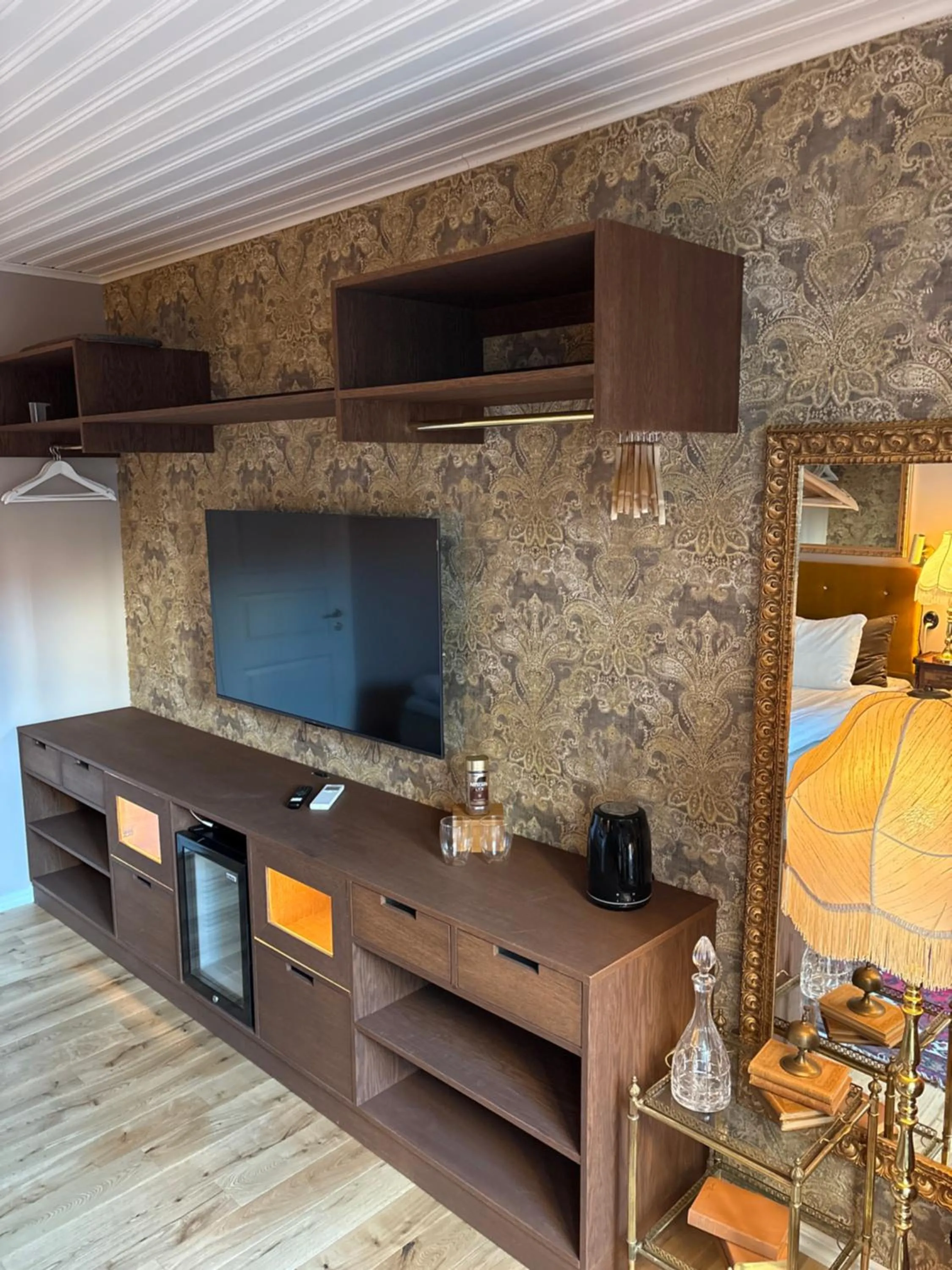 TV and multimedia in Cameo Boutique Hotell