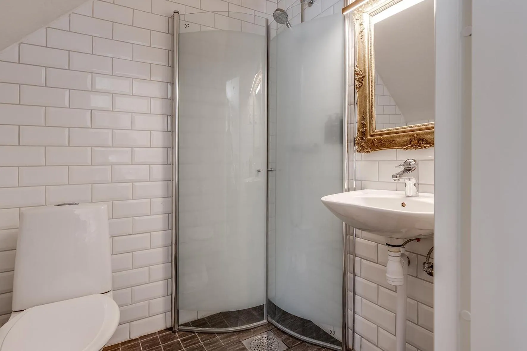 Toilet in Cameo Boutique Hotell