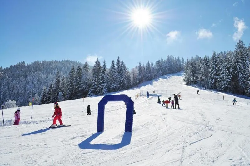 Skiing in Apartmaji Sitar