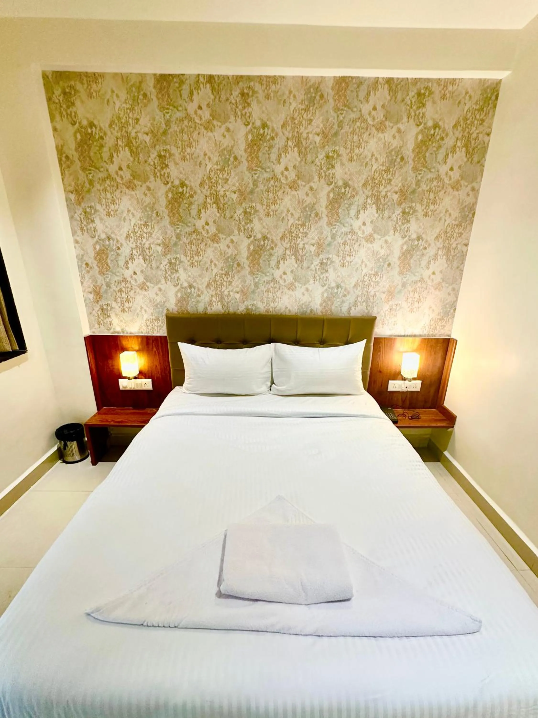 Deluxe Queen Room - single occupancy in Hotel StayBird - Cove
