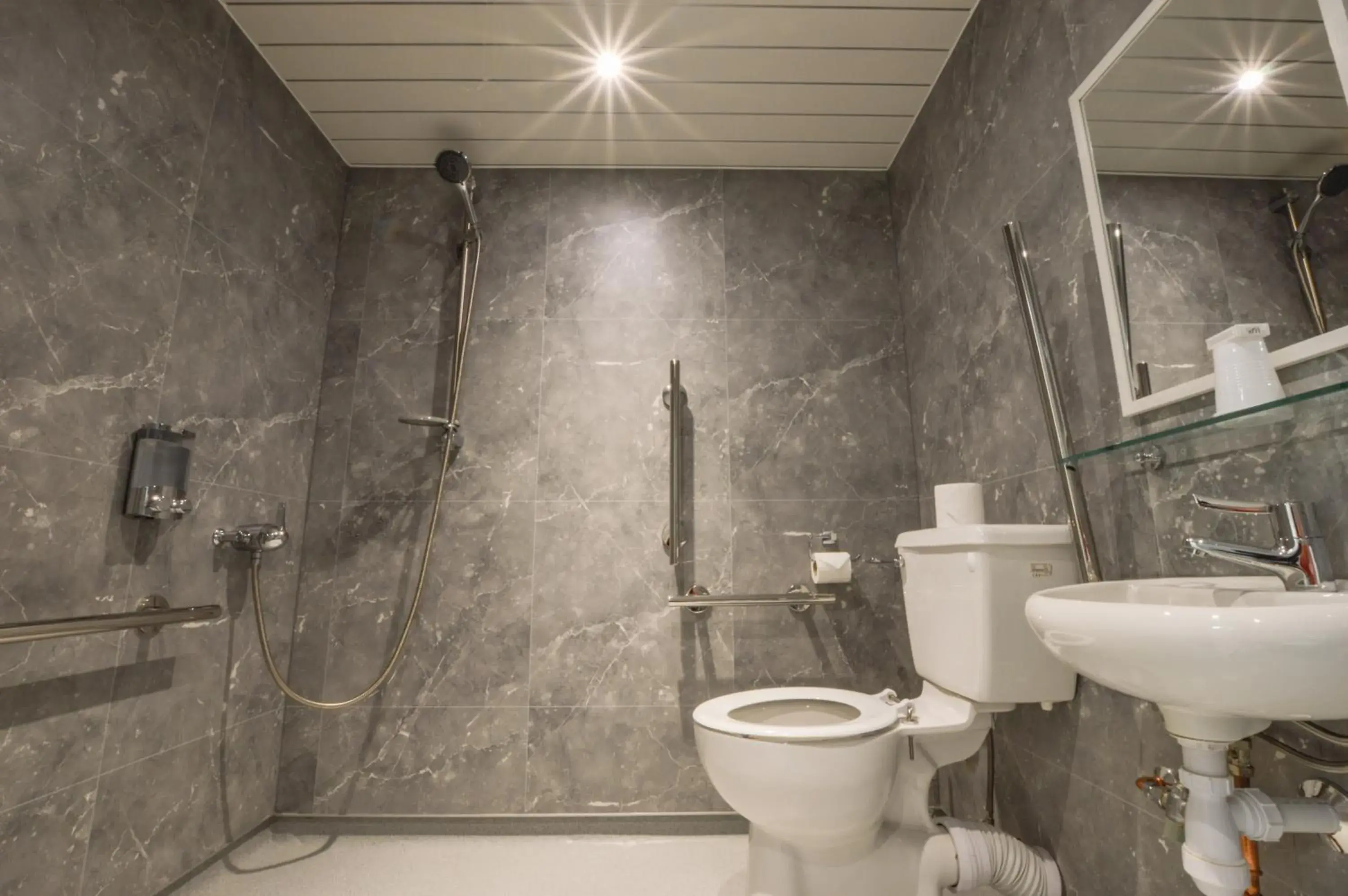 Twin Room - Disability Access in Oyster Inn Connel Twin Room - Disability Access in Oyster Inn Connel