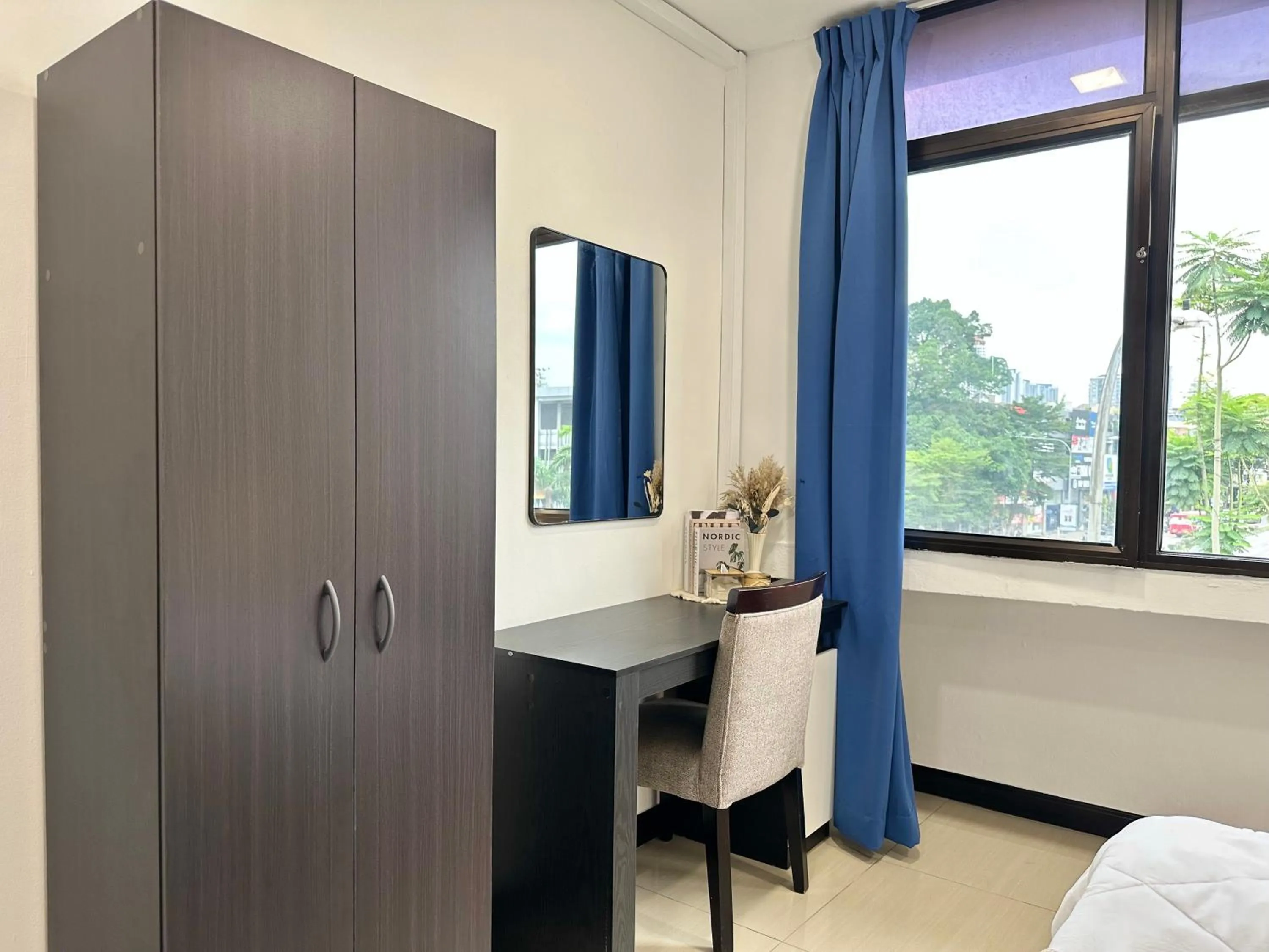 wardrobe, Bed in Homigo - PWTC