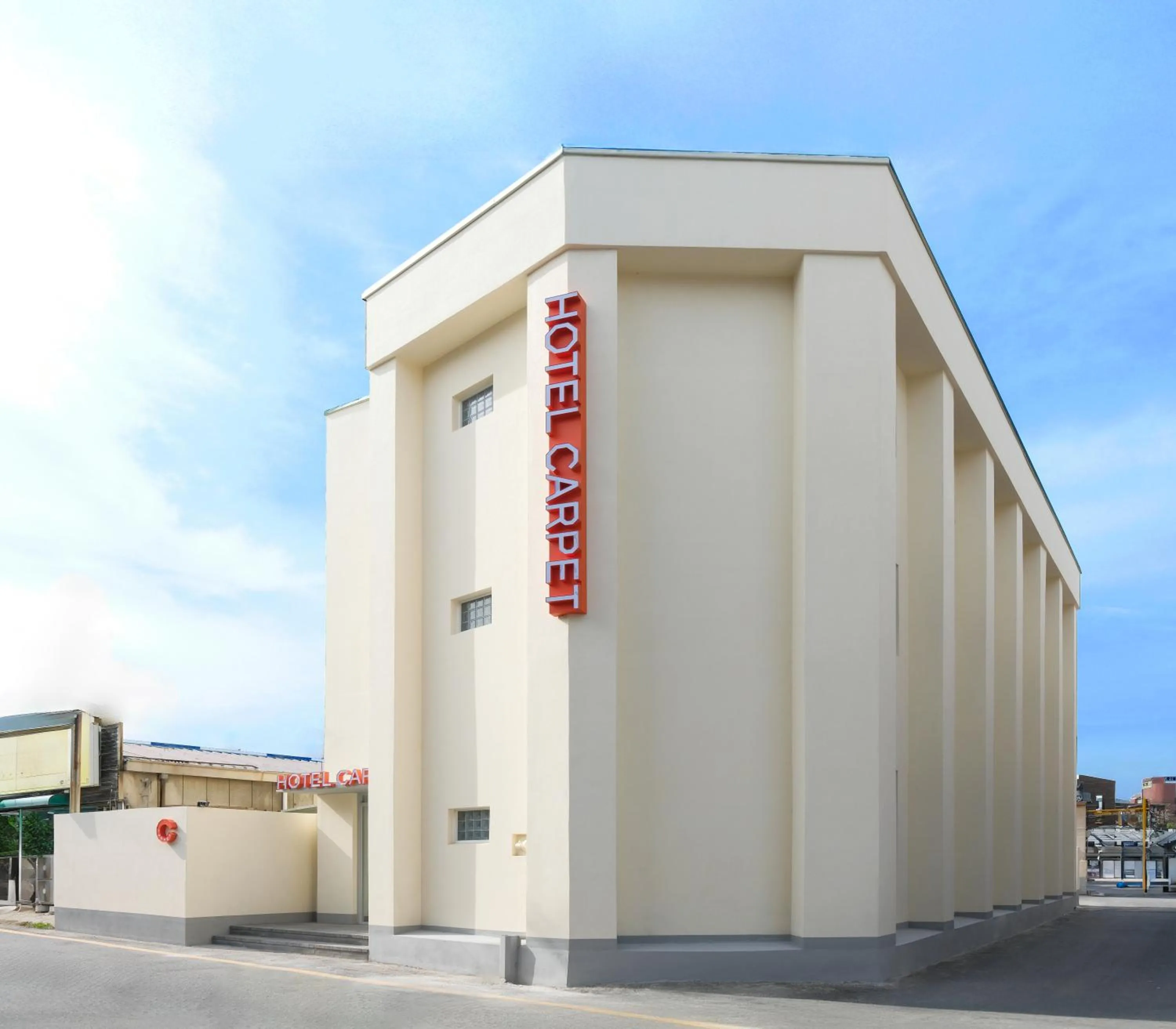 Property building in Hotel Carpet