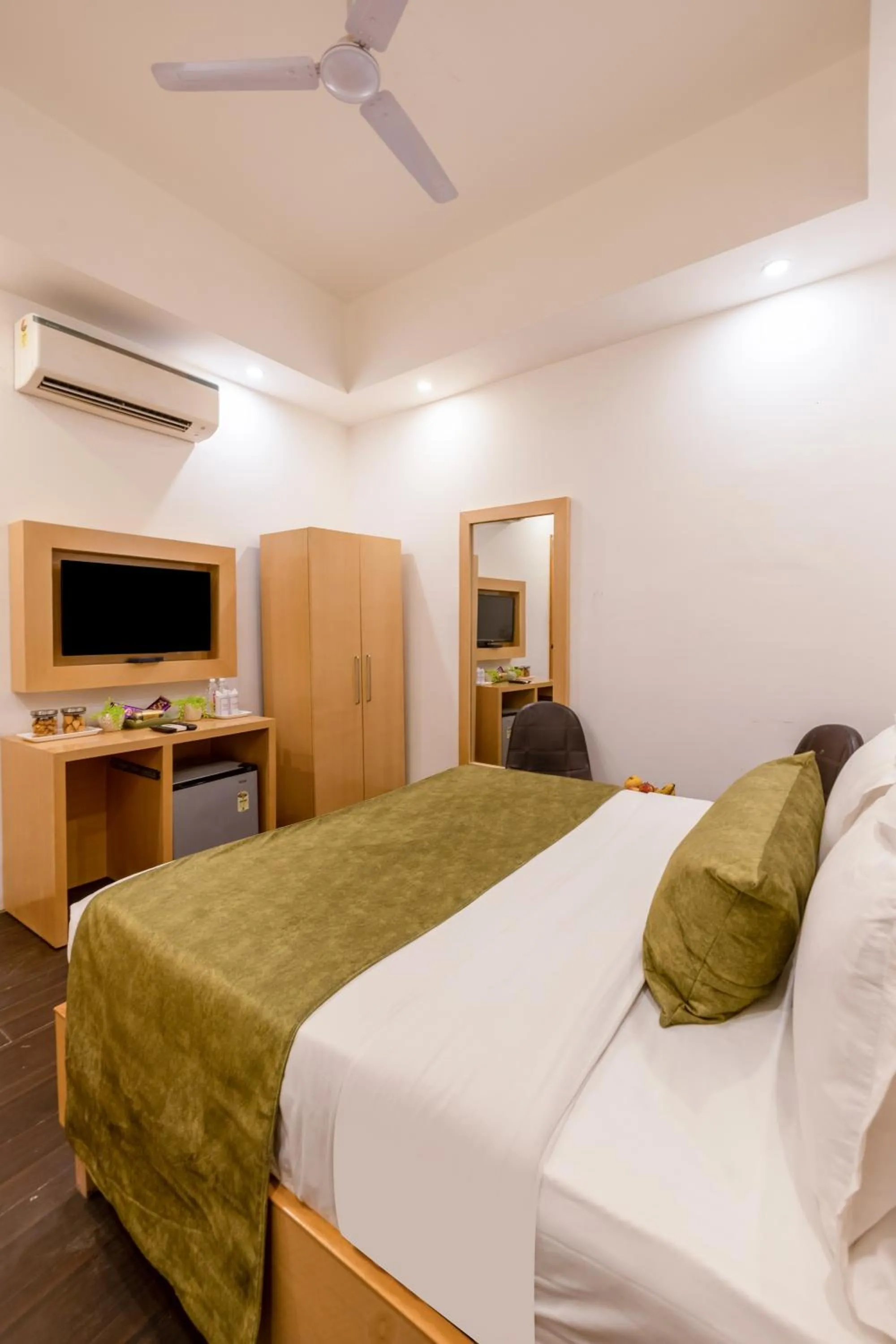 Bed in Airport Hotel Tashree Near Yashobhoomi - Free Airport Drop