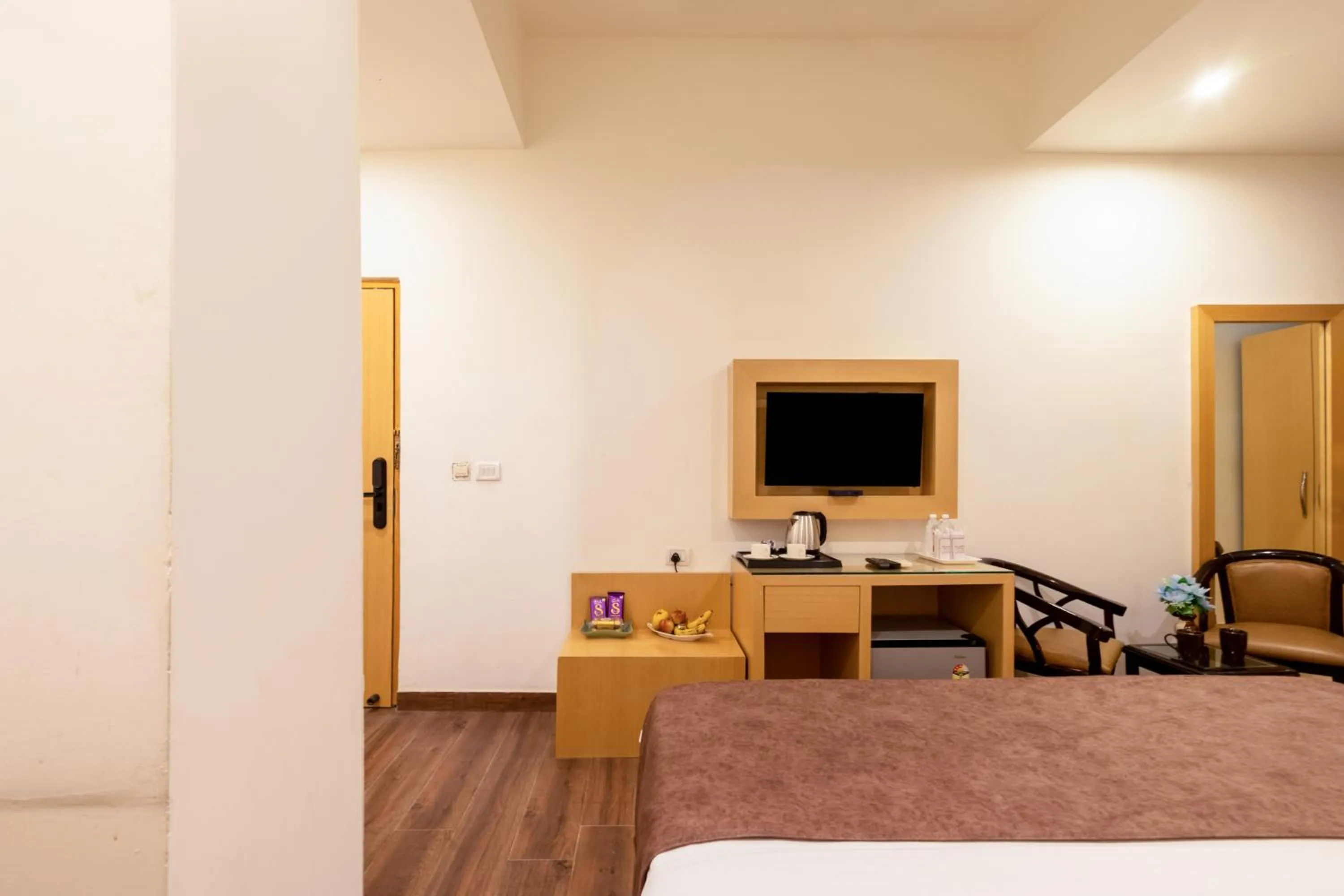TV and multimedia, Bed in Airport Hotel Tashree Near Yashobhoomi - Free Airport Drop