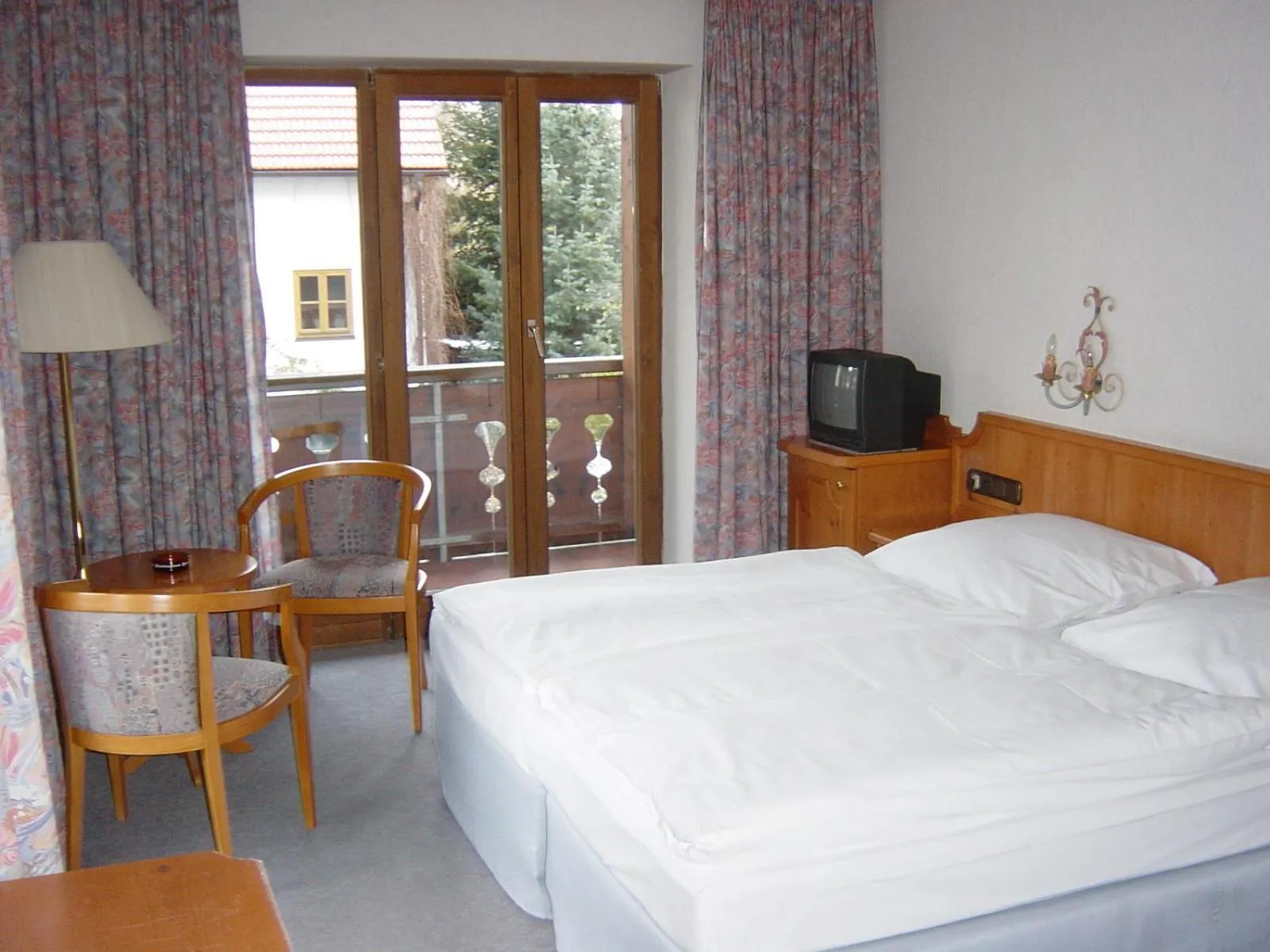 Photo of the whole room, Bed in Alpenhotel Pfaffenwinkel