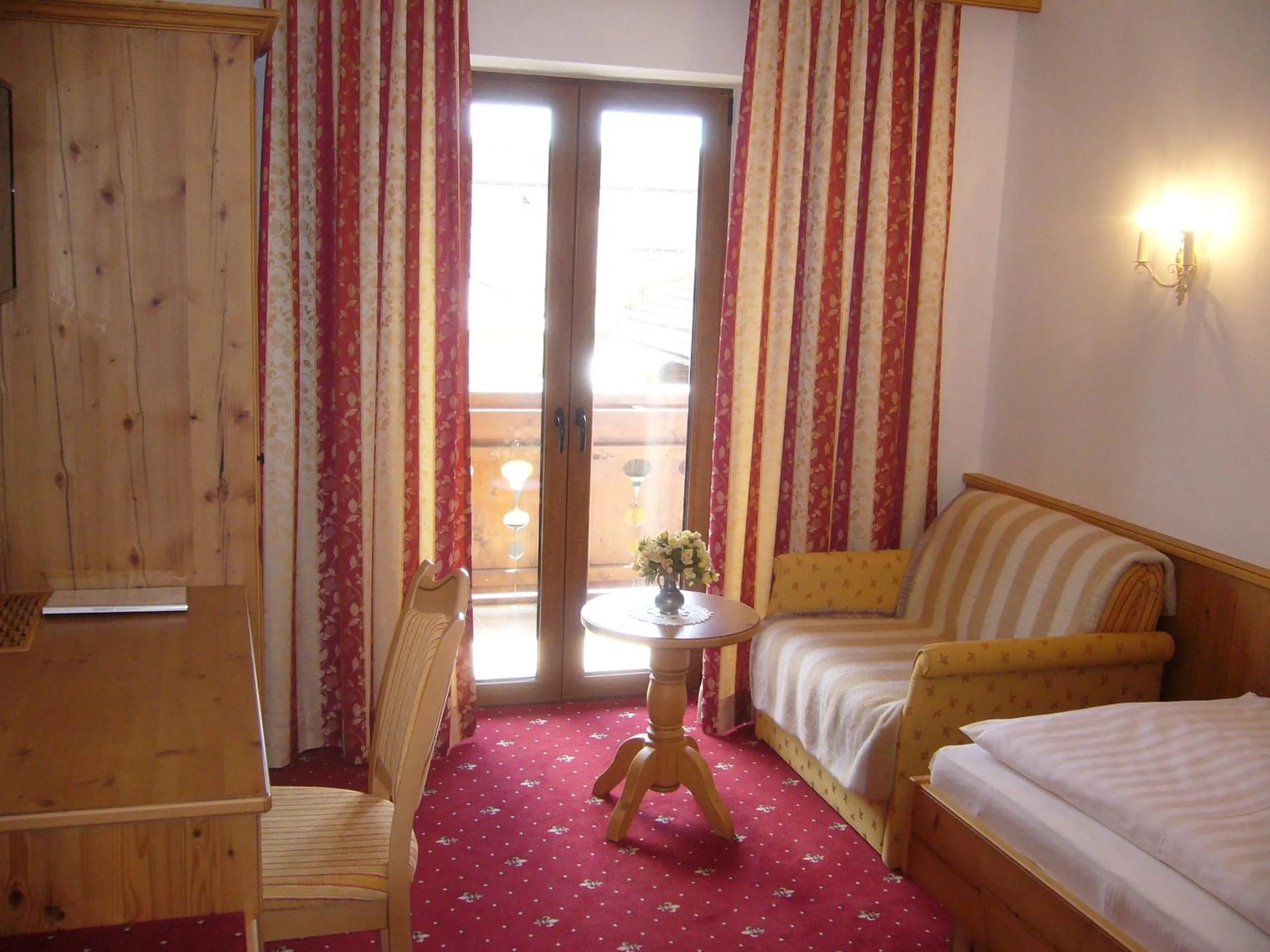 Photo of the whole room, Bed in Alpenhotel Pfaffenwinkel