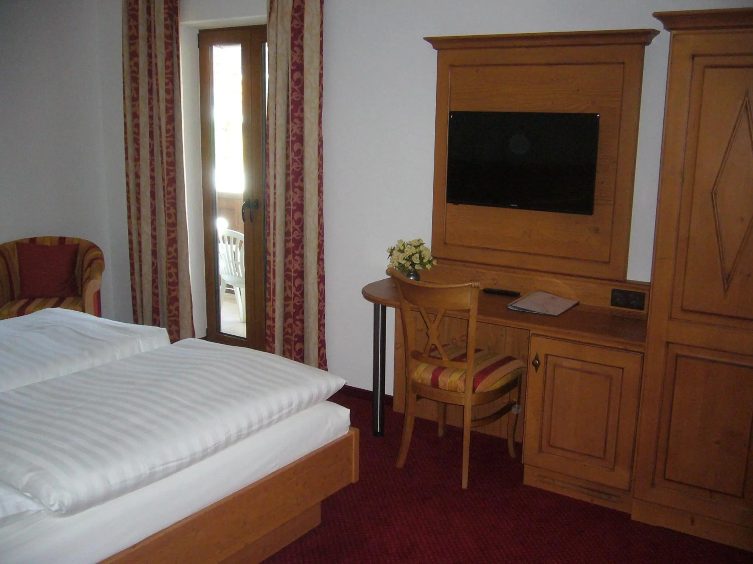 Photo of the whole room, Bed in Alpenhotel Pfaffenwinkel