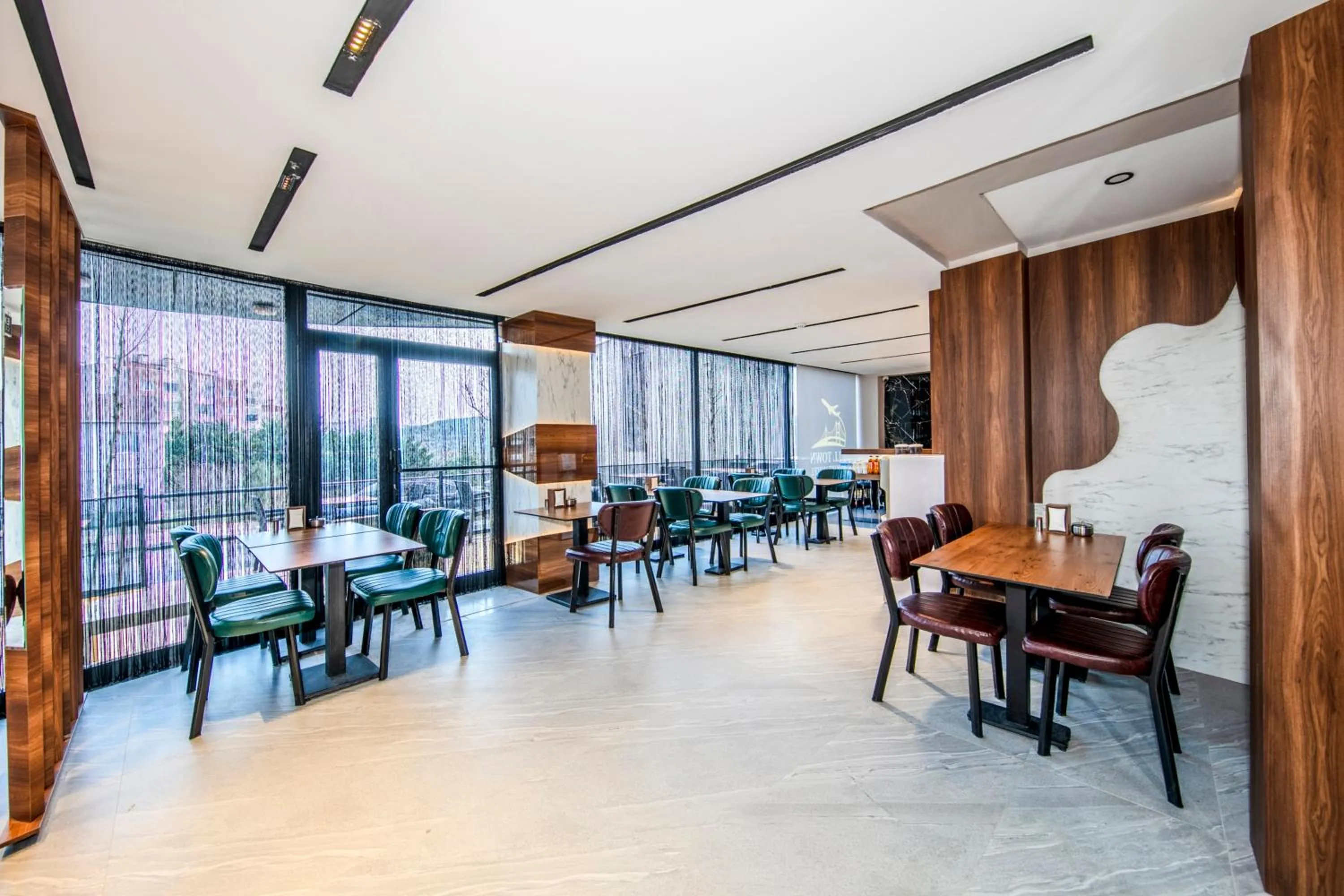 Restaurant/places to eat in Hilltown Airport Hotel & Restaurant