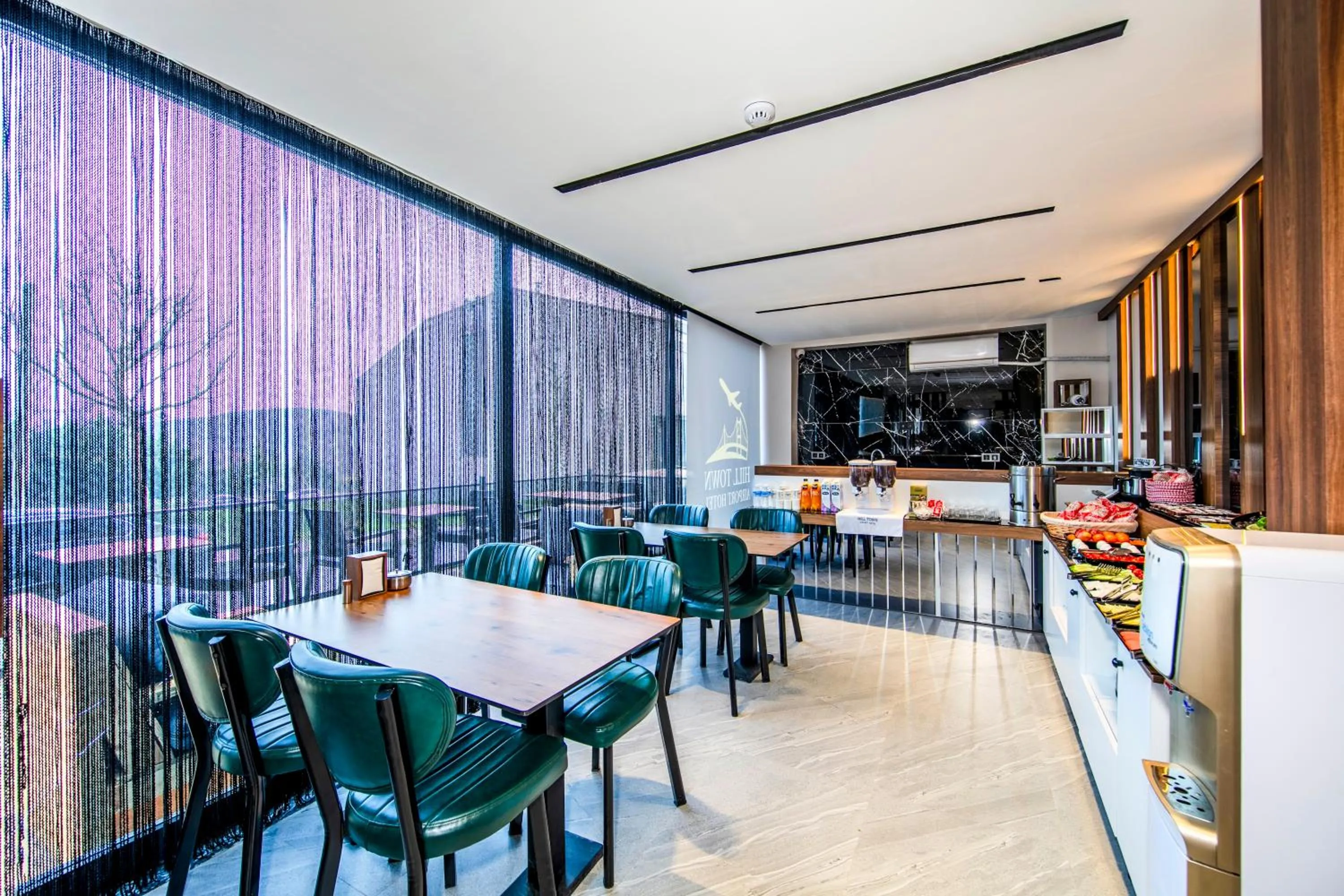 Restaurant/places to eat in Hilltown Airport Hotel & Restaurant