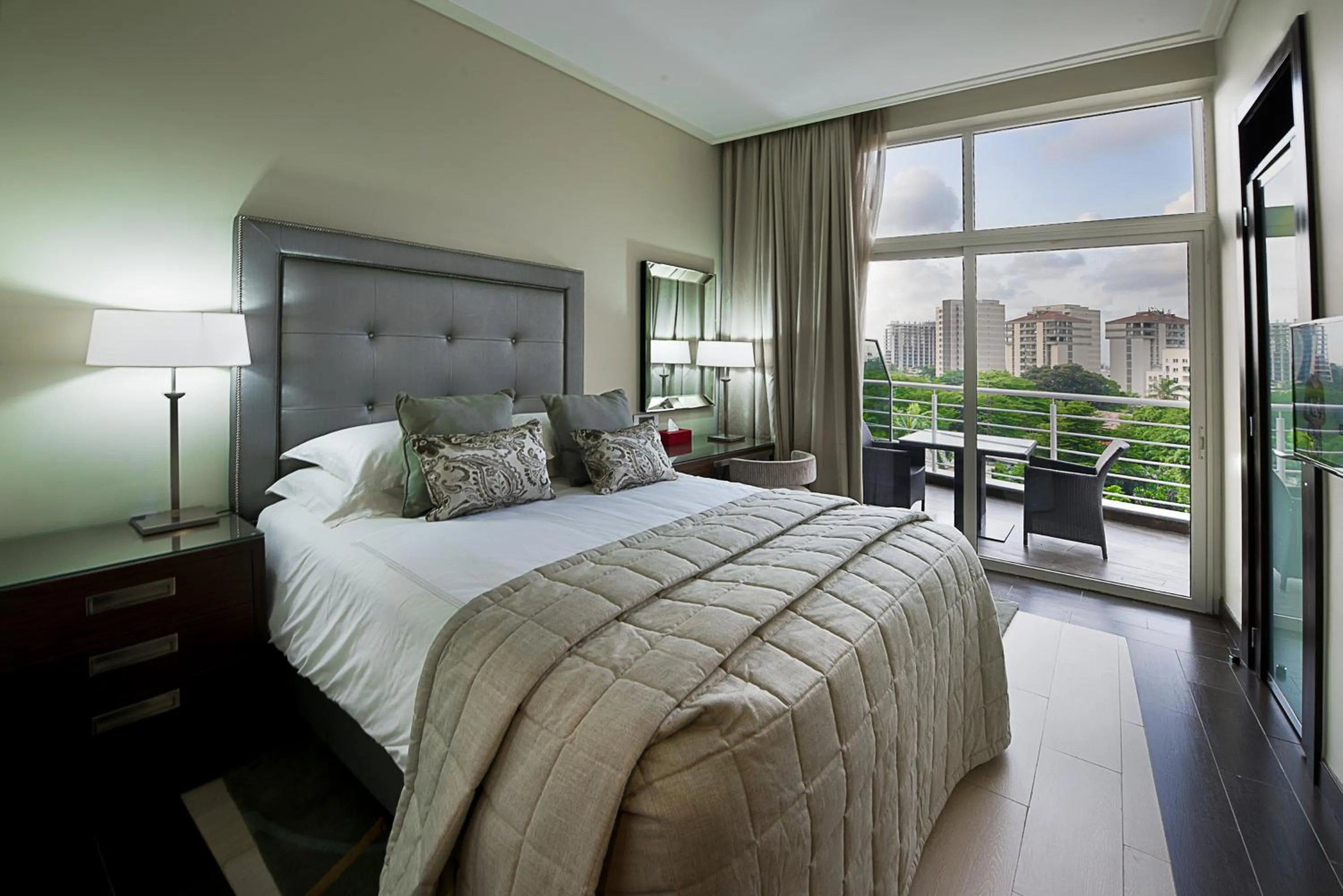 Photo of the whole room, Bed in The George Hotel