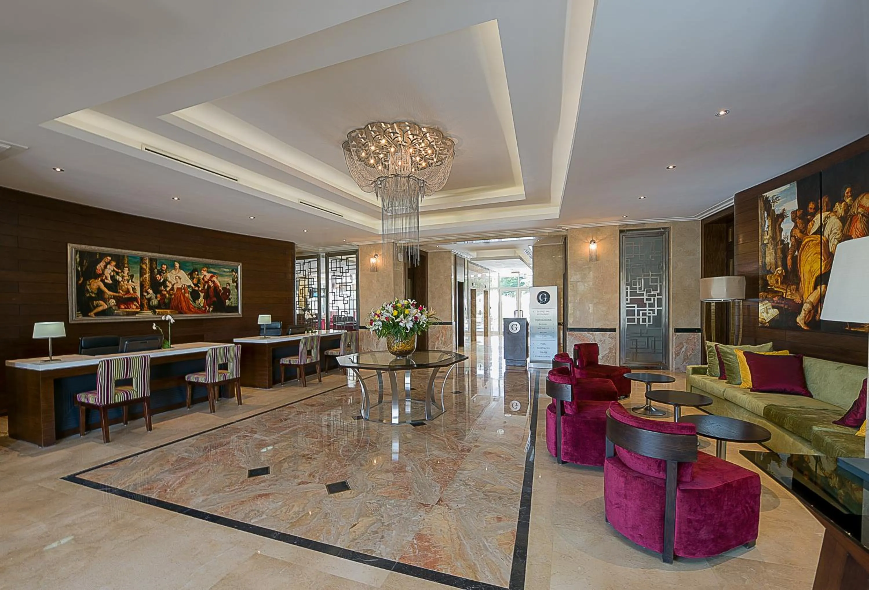 Communal lounge/ TV room in The George Hotel