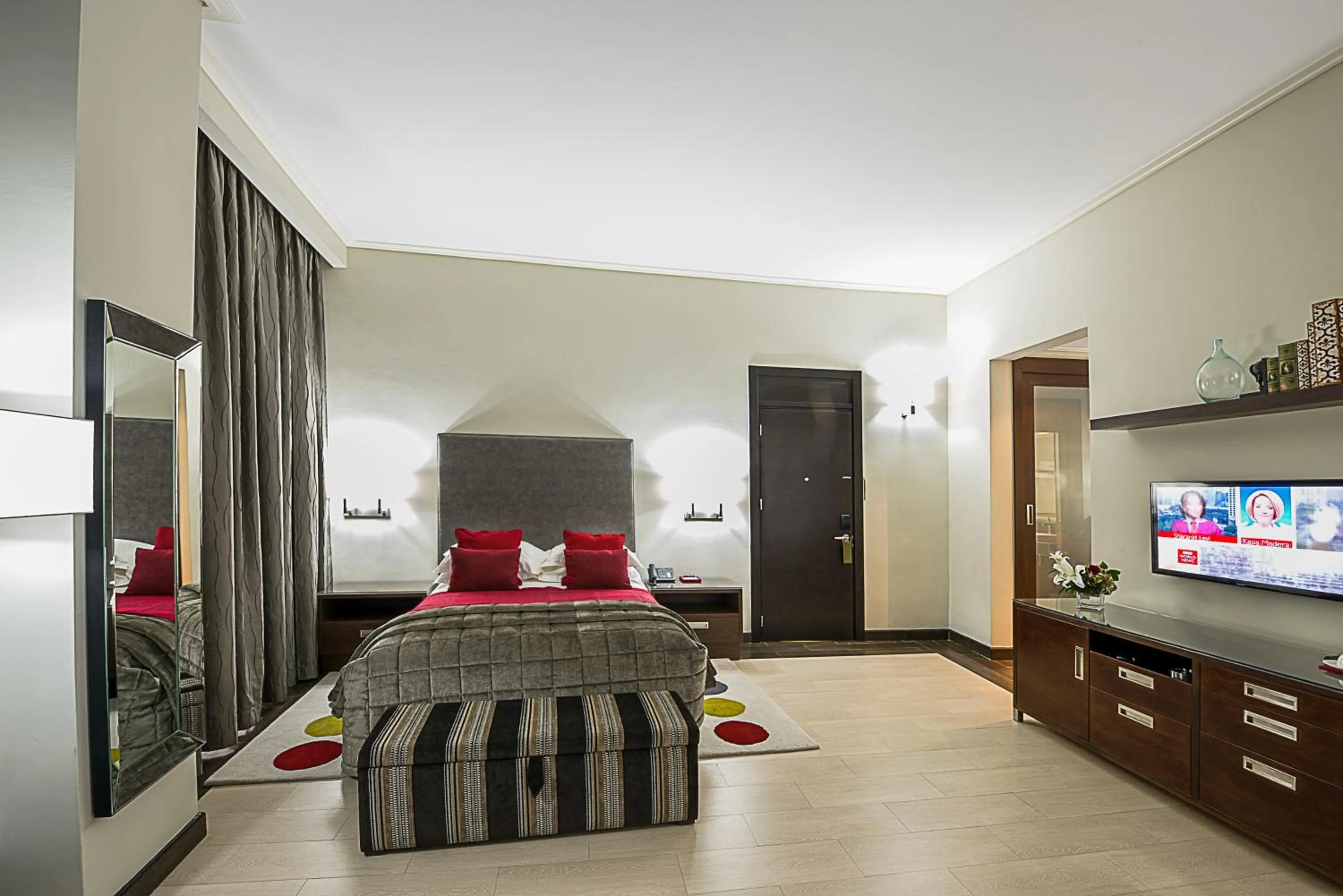 Photo of the whole room, Bed in The George Hotel