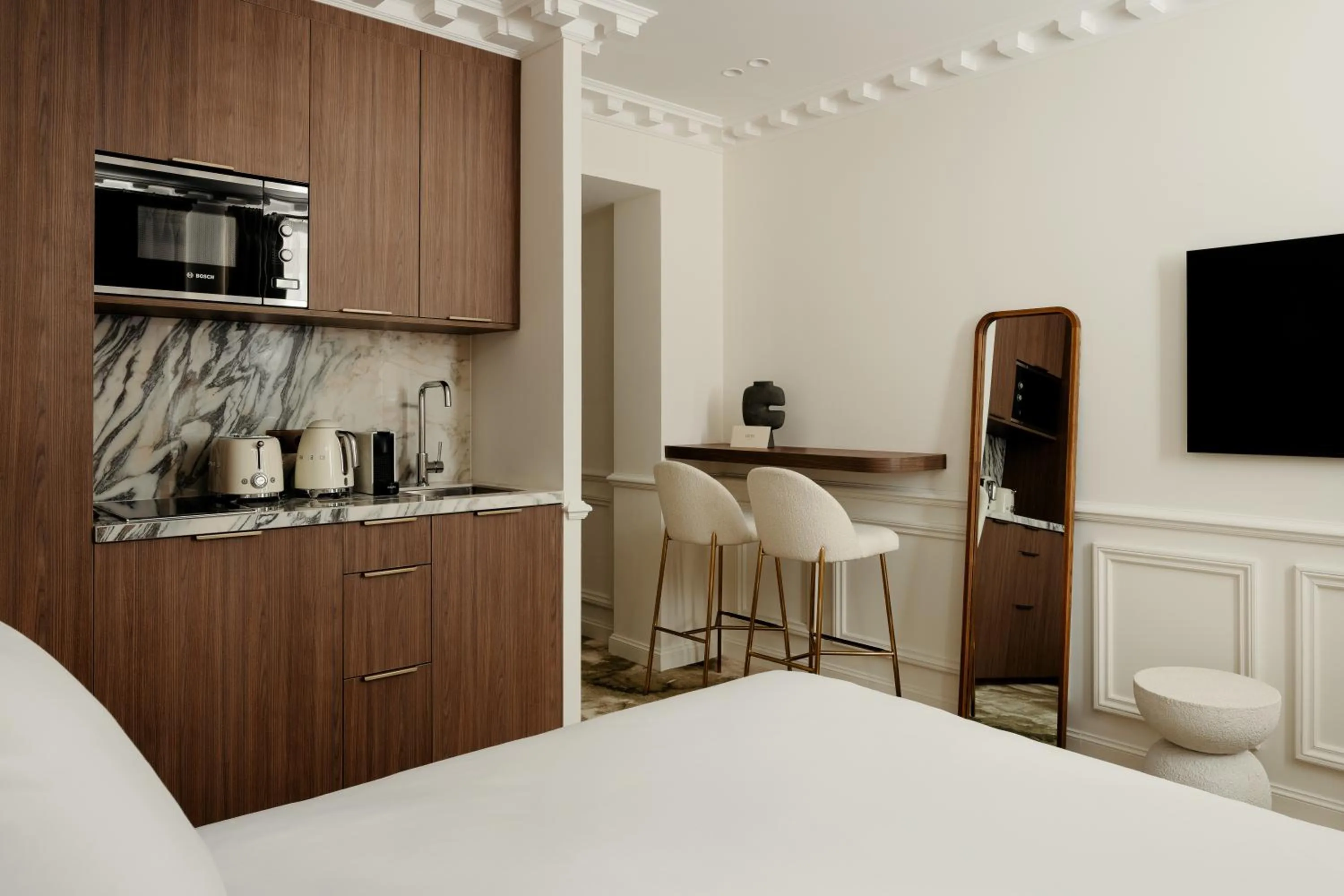 Kitchen or kitchenette, Bed in Léon Hôtel